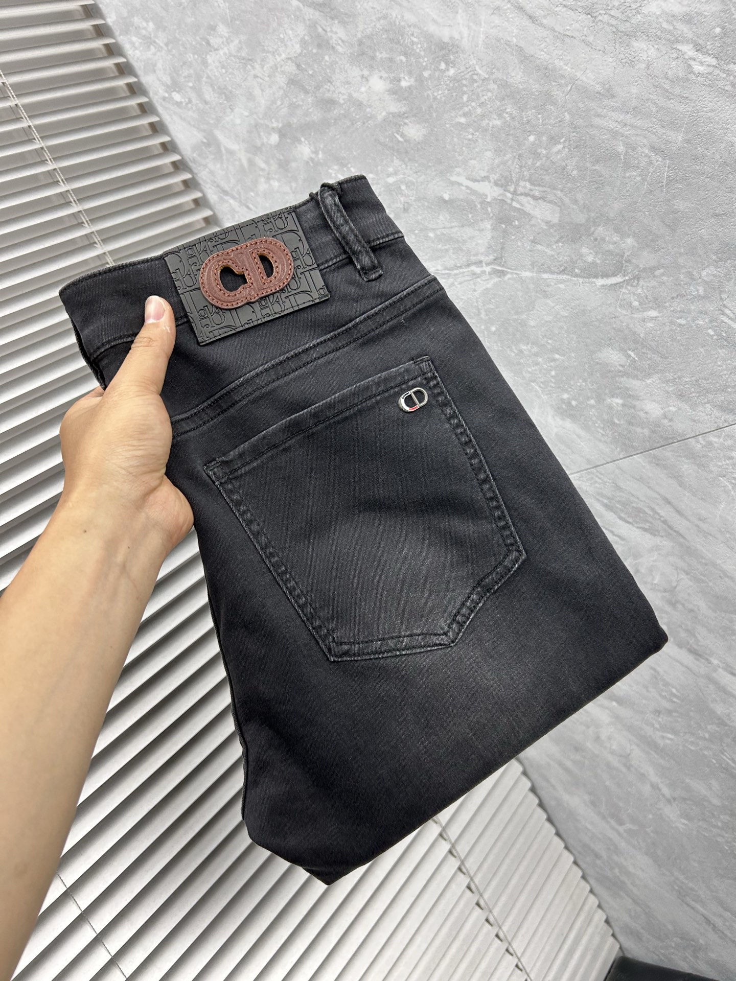 NO:877265,dr‘’ 2026 spring and summer new men’s jeans. Selected imported denim denim fabrics. Heavy-duty environmentally friendly washing. Soft feel and wear resistance. Small straight version. Micro-elasticity makes you slim and slim. Perfect details. High-quality hardware and accessories. Fine workmanship. Unparalleled. Code number 28-38. Shipped next day. Jeans.19860909dr‘’ 2026春夏新款男士牛仔裤 精选进口丹宁牛仔面料 重工环保洗水 手感柔和 兼备耐磨性 版型小直筒 微弹力显瘦修身,细节完美,五金辅料精选高等品质,做工精细,绝非凡品,码数28-38,隔天出货,,jeans,,Men's clothing