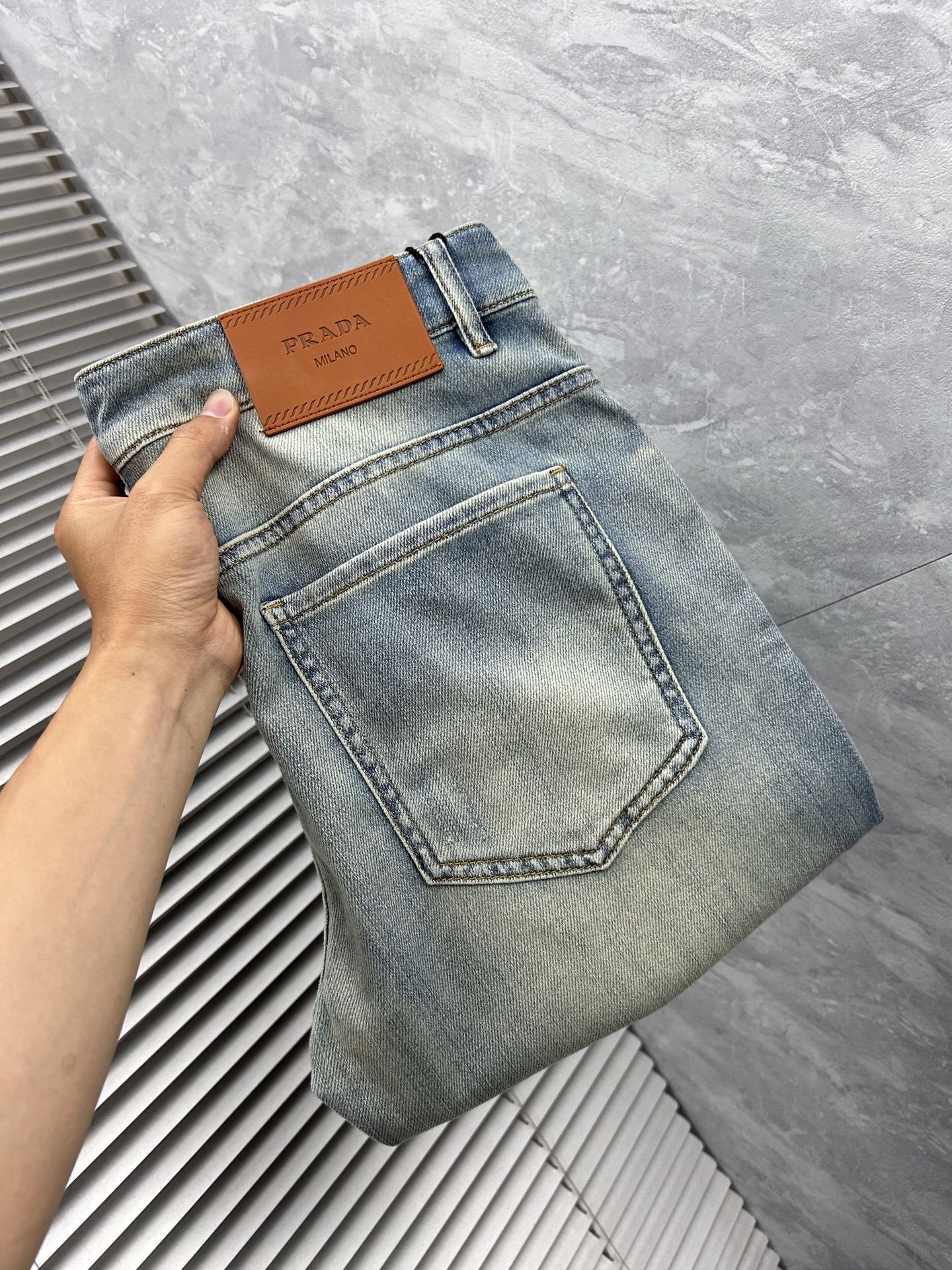 NO:877268,Prada's 2026 spring and summer new men's jeans are made of imported denim fabrics, heavy-duty environmentally friendly washing, soft to the touch and wear-resistant, small straight version, slightly elastic, slimming, perfect details, high-quality hardware and accessories, fine workmanship, extraordinary, code number 28-38, shipped next day, prada, jeans,19860909普拉‘’ 2026春夏新款男士牛仔裤 精选进口丹宁牛仔面料 重工环保洗水 手感柔和 兼备耐磨性 版型小直筒 微弹力显瘦修身,细节完美,五金辅料精选高等品质,做工精细,绝非凡品,码数28-38,隔天出货,,prada,jeans,,Men's clothing