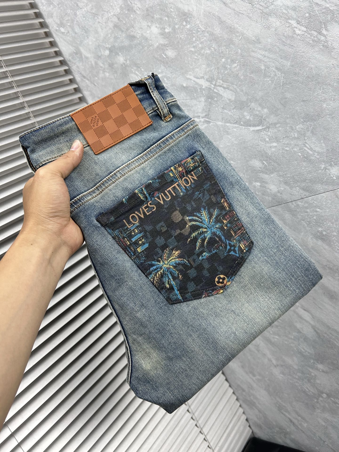 NO:877272,LV's 2026 spring and summer new men's jeans are made of imported denim fabrics, heavy-duty environmentally friendly washing, soft to the touch and wear-resistant, small straight version, slightly elastic, slimming, perfect details, high-quality hardware and accessories, fine workmanship, extraordinary, code number 28-38, shipped next day, louis vuitton, jeans,19860909LV‘’ 2026春夏新款男士牛仔裤 精选进口丹宁牛仔面料 重工环保洗水 手感柔和 兼备耐磨性 版型小直筒 微弹力显瘦修身,细节完美,五金辅料精选高等品质,做工精细,绝非凡品,码数28-38,隔天出货,,louis vuitton,jeans,,Men's clothing
