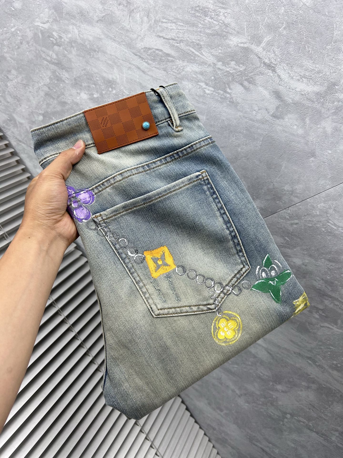 NO:877283,LV's 2026 spring and summer new men's jeans are made of imported denim fabrics, heavy-duty environmentally friendly washing, soft to the touch and wear-resistant, small straight version, slightly elastic, slimming, perfect details, high-quality hardware and accessories, fine workmanship, extraordinary, code number 28-38, shipped next day, louis vuitton, jeans,19860909LV‘’ 2026春夏新款男士牛仔裤 精选进口丹宁牛仔面料 重工环保洗水 手感柔和 兼备耐磨性 版型小直筒 微弹力显瘦修身,细节完美,五金辅料精选高等品质,做工精细,绝非凡品,码数28-38,隔天出货,,louis vuitton,jeans,,Men's clothing