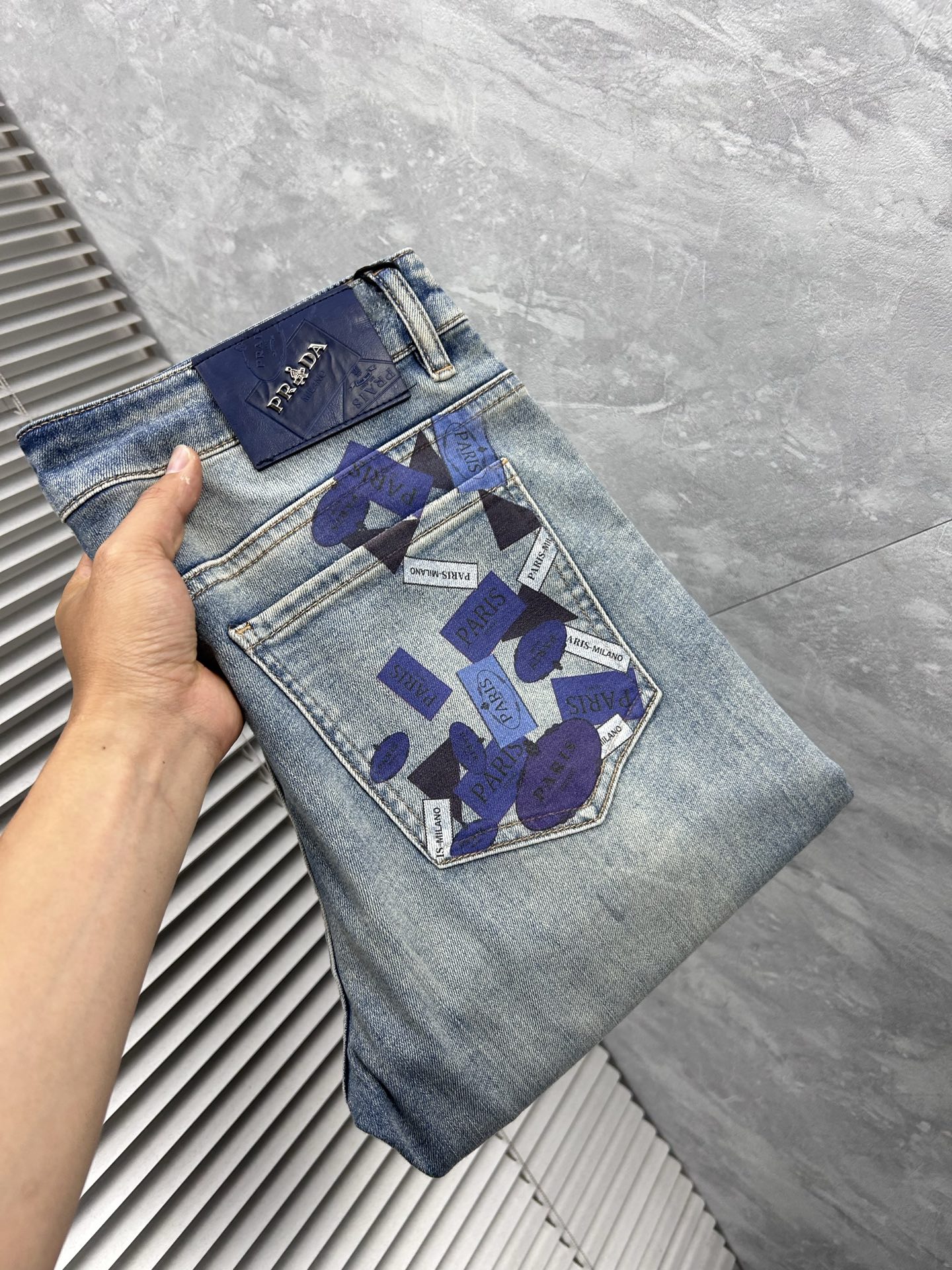NO:877289,Prada's 2026 spring and summer new men's jeans are made of imported denim fabrics, heavy-duty environmentally friendly washing, soft to the touch and wear-resistant, small straight version, slightly elastic, slimming, perfect details, high-quality hardware and accessories, fine workmanship, extraordinary, code number 28-38, shipped next day, prada, jeans,19860909普拉‘’ 2026春夏新款男士牛仔裤 精选进口丹宁牛仔面料 重工环保洗水 手感柔和 兼备耐磨性 版型小直筒 微弹力显瘦修身,细节完美,五金辅料精选高等品质,做工精细,绝非凡品,码数28-38,隔天出货,,prada,jeans,,Men's clothing