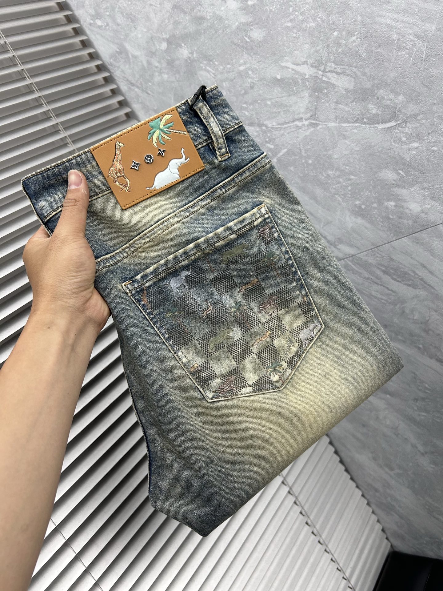 NO:877294,LV's 2026 spring and summer new men's jeans are made of imported denim fabrics, heavy-duty environmentally friendly washing, soft to the touch and wear-resistant, small straight version, slightly elastic, slimming, perfect details, high-quality hardware and accessories, fine workmanship, extraordinary, code number 28-38, shipped next day, louis vuitton, jeans,19860909LV‘’ 2026春夏新款男士牛仔裤 精选进口丹宁牛仔面料 重工环保洗水 手感柔和 兼备耐磨性 版型小直筒 微弹力显瘦修身,细节完美,五金辅料精选高等品质,做工精细,绝非凡品,码数28-38,隔天出货,,louis vuitton,jeans,,Men's clothing