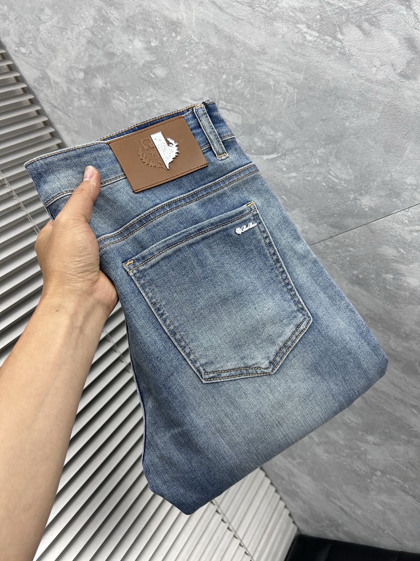 NO:877298,BC'' 2026 spring and summer new men's jeans. Selected imported denim denim fabrics. Heavy-duty environmentally friendly washing. Soft feel and wear resistance. Small straight version. Micro-elasticity makes you slim and slim. Perfect details. High-quality hardware and accessories. Fine workmanship. Unparalleled. Code number 28-38. Shipped the next day. Jeans.19860909BC‘’ 2026春夏新款男士牛仔裤 精选进口丹宁牛仔面料 重工环保洗水 手感柔和 兼备耐磨性 版型小直筒 微弹力显瘦修身,细节完美,五金辅料精选高等品质,做工精细,绝非凡品,码数28-38,隔天出货,,jeans,,Men's clothing