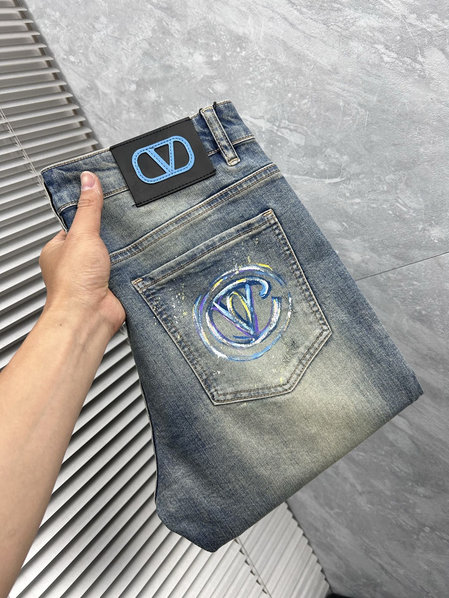 NO:877304,Valentin's 2026 spring and summer new men's jeans. Selected imported denim denim fabric. Heavy-duty environmentally friendly washing. Soft feel and wear resistance. Small straight version. Micro-elasticity makes you slim and slim. Perfect details. High-quality hardware and accessories. Fine workmanship. Unparalleled. Code number 28-38. Ships next day. valentino,jeans,19860909华伦天‘’ 2026春夏新款男士牛仔裤 精选进口丹宁牛仔面料 重工环保洗水 手感柔和 兼备耐磨性 版型小直筒 微弹力显瘦修身,细节完美,五金辅料精选高等品质,做工精细,绝非凡品,码数28-38,隔天出货,,valentino,jeans,,Men's clothing