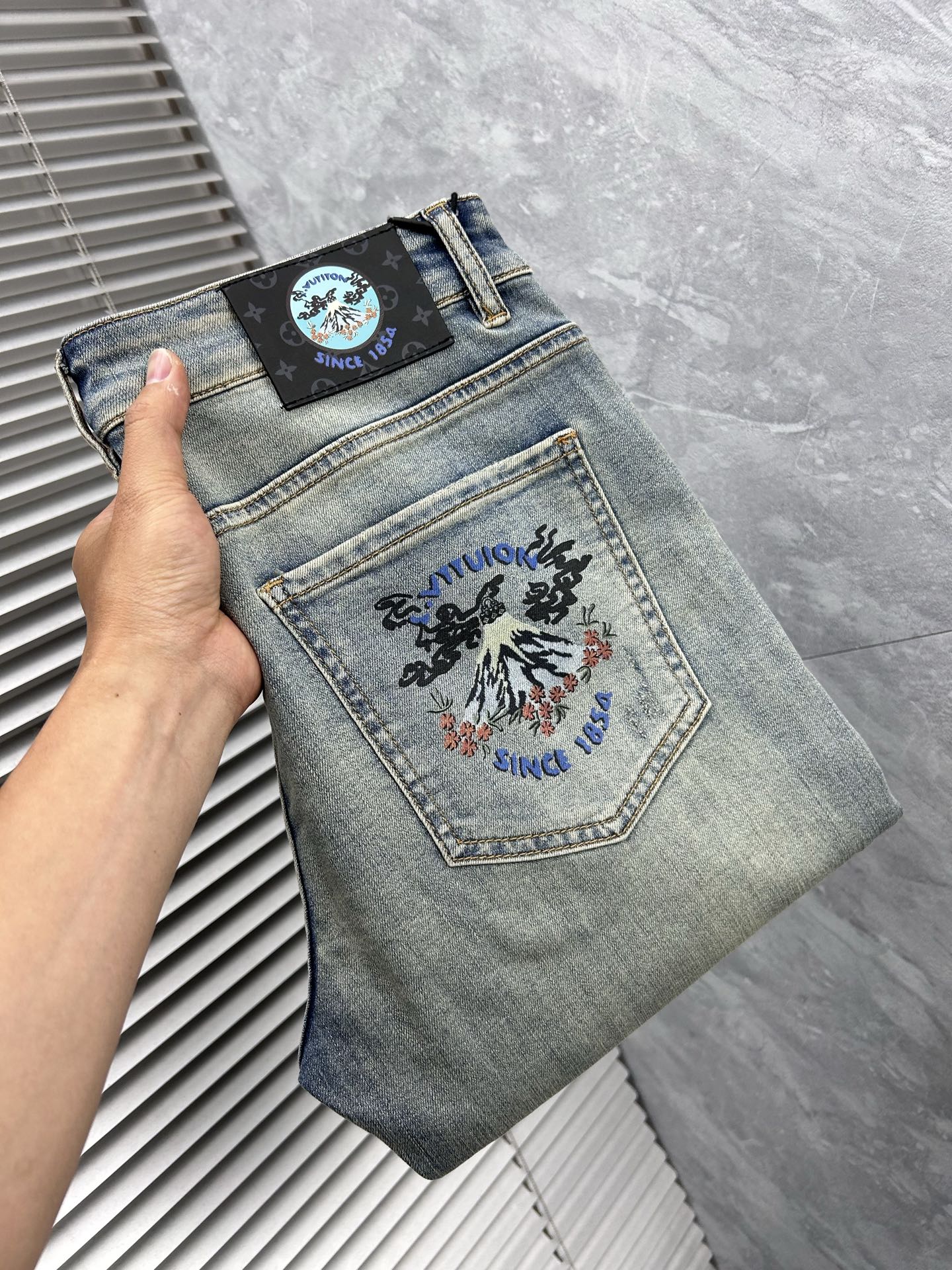 NO:877309,LV's 2026 spring and summer new men's jeans are made of imported denim fabrics, heavy-duty environmentally friendly washing, soft to the touch and wear-resistant, small straight version, slightly elastic, slimming, perfect details, high-quality hardware and accessories, fine workmanship, extraordinary, code number 28-38, shipped next day, louis vuitton, jeans,19860909LV‘’ 2026春夏新款男士牛仔裤 精选进口丹宁牛仔面料 重工环保洗水 手感柔和 兼备耐磨性 版型小直筒 微弹力显瘦修身,细节完美,五金辅料精选高等品质,做工精细,绝非凡品,码数28-38,隔天出货,,louis vuitton,jeans,,Men's clothing