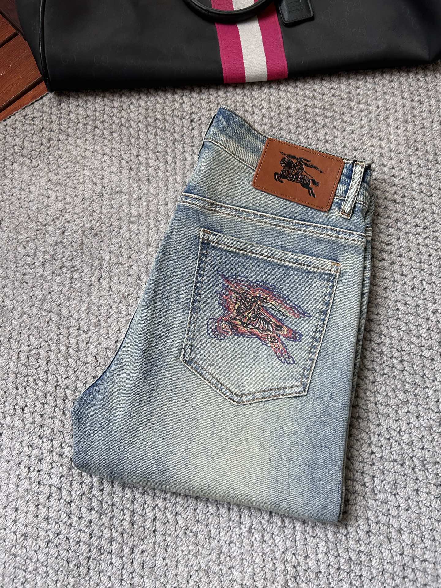 NO:865011,Burberry's 2026 spring and summer new men's jeans are made of imported denim fabrics, heavy-duty environmentally friendly washing, soft to the touch and wear-resistant, small straight version, slightly elastic, slimming, perfect details, high-quality hardware and accessories, fine workmanship, extraordinary, code number 28-38, shipped next day,, burberry, jeans,19860909巴宝‘’ 2026春夏新款男士牛仔裤 精选进口丹宁牛仔面料 重工环保洗水 手感柔和 兼备耐磨性 版型小直筒 微弹力显瘦修身,细节完美,五金辅料精选高等品质,做工精细,绝非凡品,码数28-38,隔天出货,,burberry,jeans,,Men's clothing
