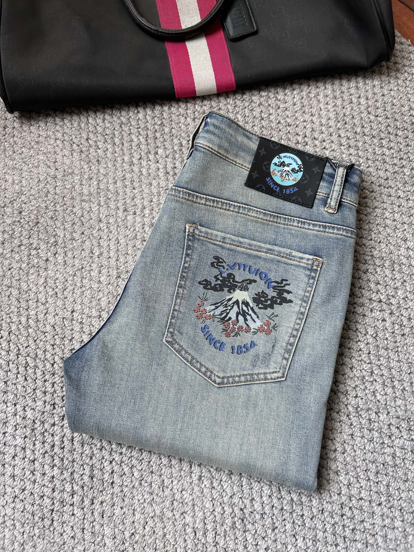 NO:864999,LV's 2026 spring and summer new men's jeans are made of imported denim fabrics, heavy-duty environmentally friendly washing, soft to the touch and wear-resistant, small straight version, slightly elastic, slimming, perfect details, high-quality hardware and accessories, fine workmanship, extraordinary, code number 28-38, shipped next day, louis vuitton, jeans,19860909LV‘’ 2026春夏新款男士牛仔裤 精选进口丹宁牛仔面料 重工环保洗水 手感柔和 兼备耐磨性 版型小直筒 微弹力显瘦修身,细节完美,五金辅料精选高等品质,做工精细,绝非凡品,码数28-38,隔天出货,,louis vuitton,jeans,,Men's clothing