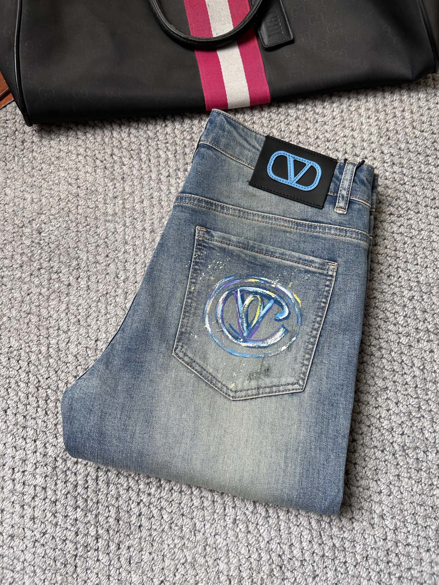 NO:864988,Valentin's 2026 spring and summer new men's jeans. Selected imported denim denim fabric. Heavy-duty environmentally friendly washing. Soft feel and wear resistance. Small straight version. Micro-elasticity makes you slim and slim. Perfect details. High-quality hardware and accessories. Fine workmanship. Unparalleled. Code number 28-38. Ships next day. valentino,jeans,19860909华伦天‘’ 2026春夏新款男士牛仔裤 精选进口丹宁牛仔面料 重工环保洗水 手感柔和 兼备耐磨性 版型小直筒 微弹力显瘦修身,细节完美,五金辅料精选高等品质,做工精细,绝非凡品,码数28-38,隔天出货,,valentino,jeans,,Men's clothing