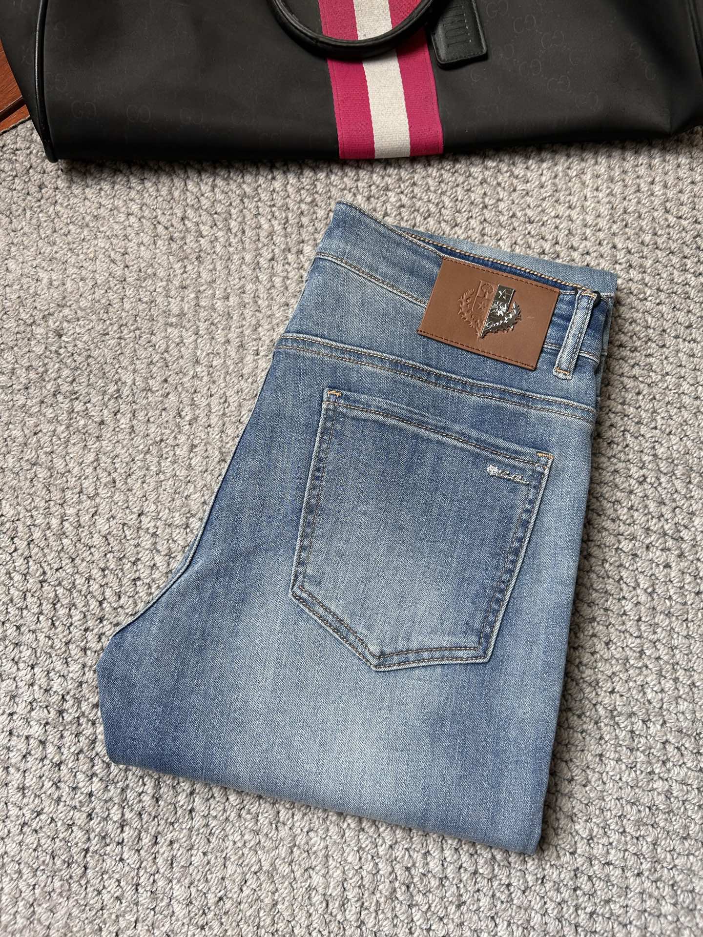 NO:864976,BC'' 2026 spring and summer new men's jeans. Selected imported denim denim fabrics. Heavy-duty environmentally friendly washing. Soft feel and wear resistance. Small straight version. Micro-elasticity makes you slim and slim. Perfect details. High-quality hardware and accessories. Fine workmanship. Unparalleled. Code number 28-38. Shipped the next day. Jeans.19860909BC‘’ 2026春夏新款男士牛仔裤 精选进口丹宁牛仔面料 重工环保洗水 手感柔和 兼备耐磨性 版型小直筒 微弹力显瘦修身,细节完美,五金辅料精选高等品质,做工精细,绝非凡品,码数28-38,隔天出货,,jeans,,Men's clothing