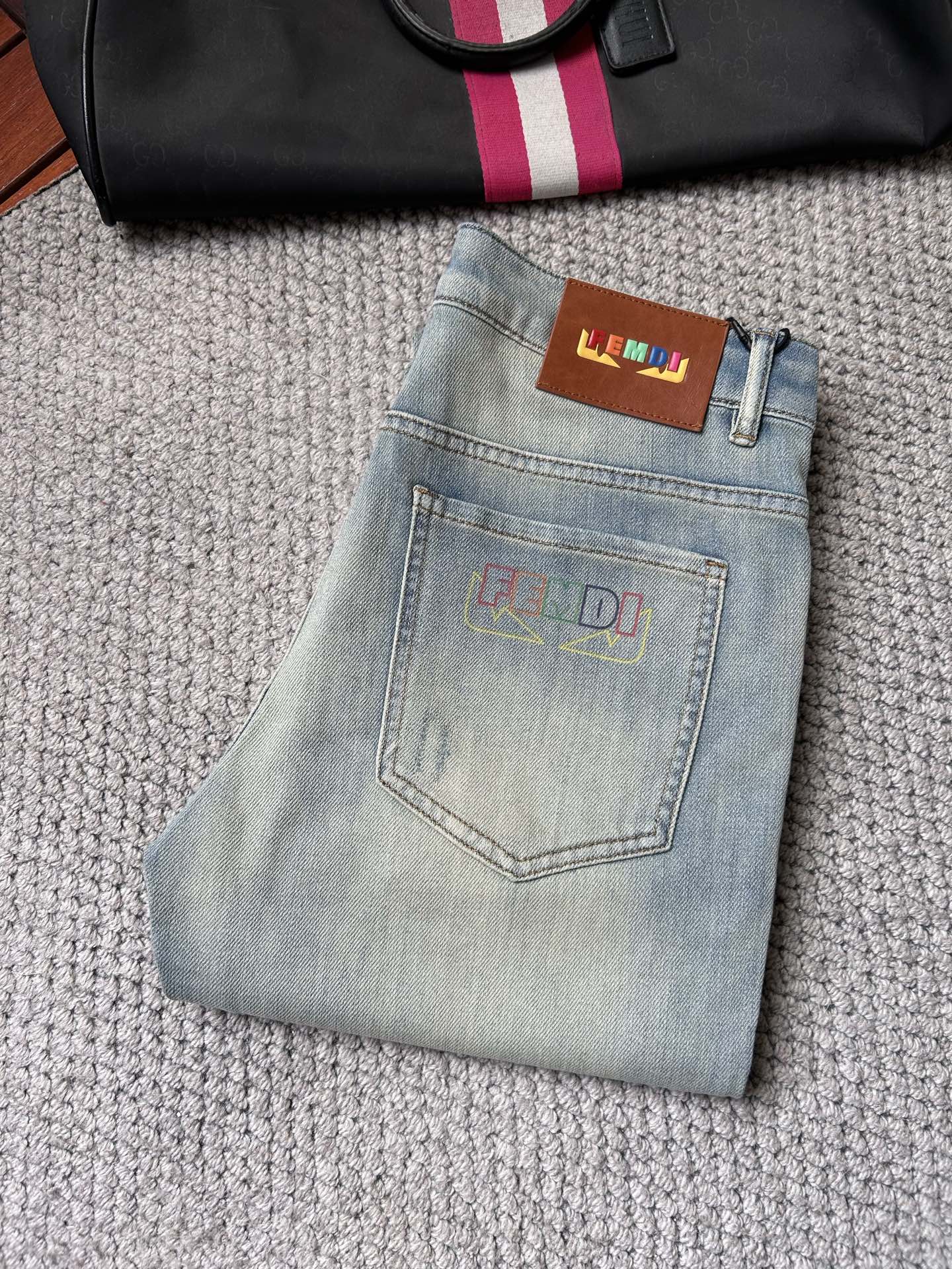 NO:864967,Fen’’ 2026 spring and summer new men’s jeans are made of imported denim fabrics, heavy-duty environmentally friendly washing, soft to the touch and wear-resistant, small straight version, slightly elastic, slimming, perfect details, high-quality hardware and accessories, fine workmanship, extraordinary, code number 28-38, shipped next day,,jeans,19860909芬‘’ 2026春夏新款男士牛仔裤 精选进口丹宁牛仔面料 重工环保洗水 手感柔和 兼备耐磨性 版型小直筒 微弹力显瘦修身,细节完美,五金辅料精选高等品质,做工精细,绝非凡品,码数28-38,隔天出货,,jeans,,Men's clothing