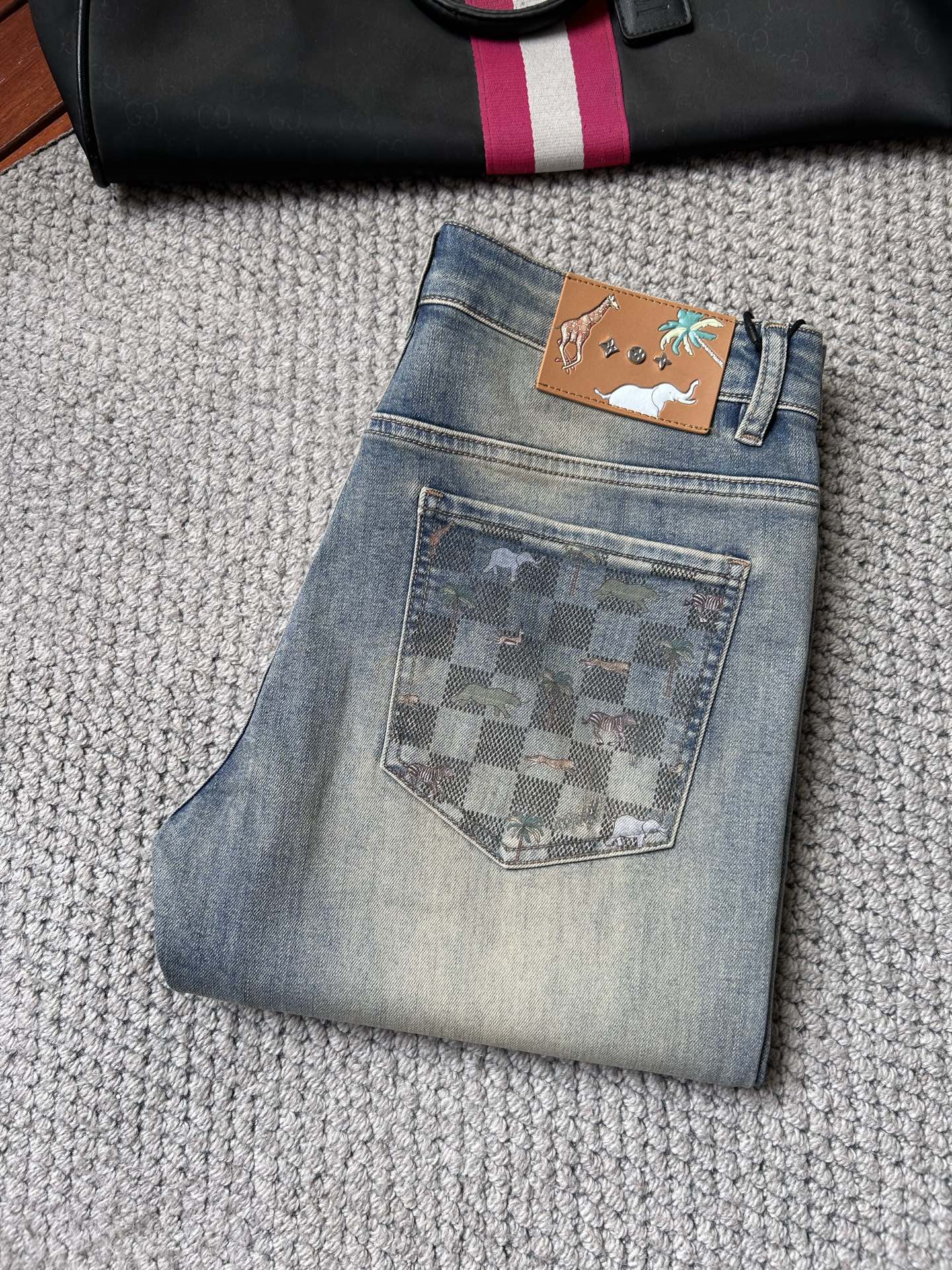 NO:864955,LV's 2026 spring and summer new men's jeans are made of imported denim fabrics, heavy-duty environmentally friendly washing, soft to the touch and wear-resistant, small straight version, slightly elastic, slimming, perfect details, high-quality hardware and accessories, fine workmanship, extraordinary, code number 28-38, shipped next day, louis vuitton, jeans,19860909LV‘’ 2026春夏新款男士牛仔裤 精选进口丹宁牛仔面料 重工环保洗水 手感柔和 兼备耐磨性 版型小直筒 微弹力显瘦修身,细节完美,五金辅料精选高等品质,做工精细,绝非凡品,码数28-38,隔天出货,,louis vuitton,jeans,,Men's clothing