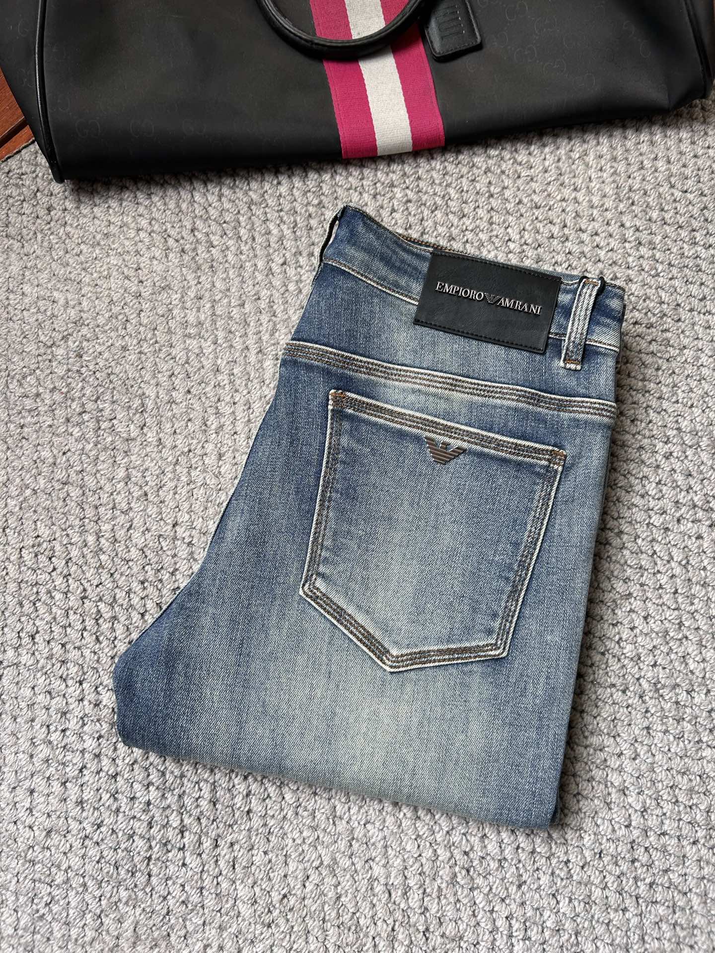 NO:864944,Ama's 2026 spring and summer new men's jeans are made of imported denim fabrics, heavy-duty and environmentally friendly washing, soft to the touch and wear-resistant, small straight version, slightly elastic, slimming, perfect details, high-quality hardware and accessories, fine workmanship, extraordinary, code number 28-38, shipped next day,,jeans,19860909阿玛‘’ 2026春夏新款男士牛仔裤 精选进口丹宁牛仔面料 重工环保洗水 手感柔和 兼备耐磨性 版型小直筒 微弹力显瘦修身,细节完美,五金辅料精选高等品质,做工精细,绝非凡品,码数28-38,隔天出货,,jeans,,Men's clothing