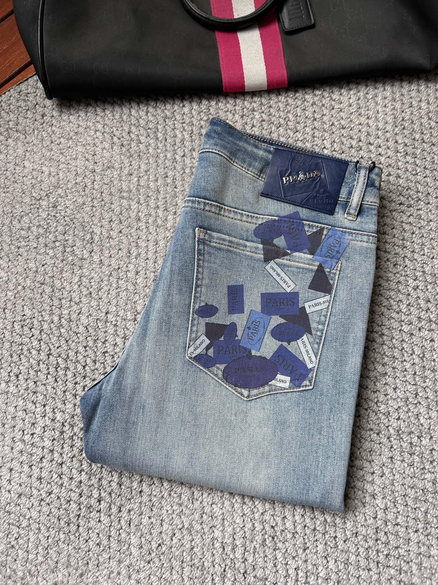 NO:864933,Prada's 2026 spring and summer new men's jeans are made of imported denim fabrics, heavy-duty environmentally friendly washing, soft to the touch and wear-resistant, small straight version, slightly elastic, slimming, perfect details, high-quality hardware and accessories, fine workmanship, extraordinary, code number 28-38, shipped next day, prada, jeans,19860909普拉‘’ 2026春夏新款男士牛仔裤 精选进口丹宁牛仔面料 重工环保洗水 手感柔和 兼备耐磨性 版型小直筒 微弹力显瘦修身,细节完美,五金辅料精选高等品质,做工精细,绝非凡品,码数28-38,隔天出货,,prada,jeans,,Men's clothing