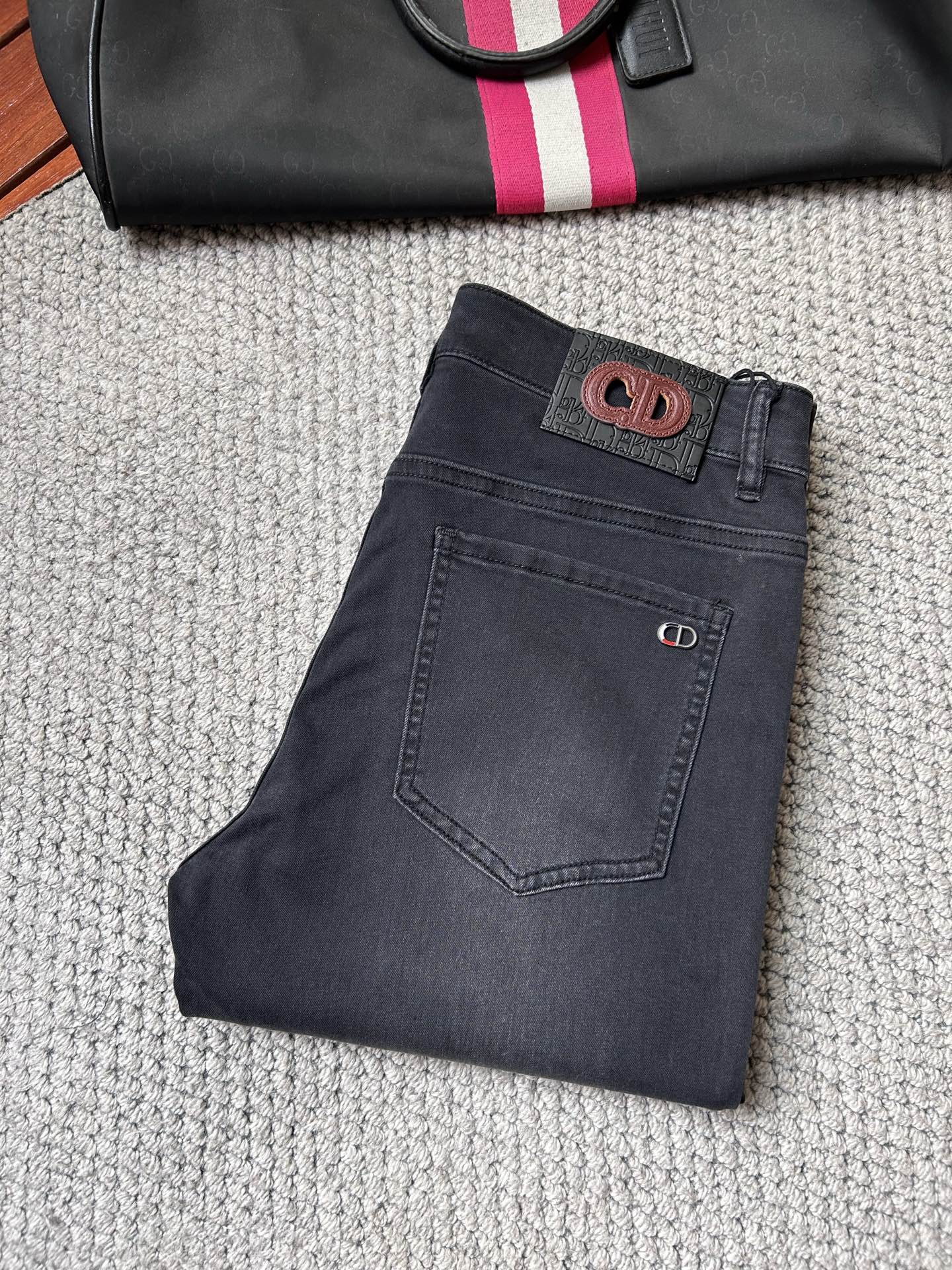 NO:864923,dr‘’ 2026 spring and summer new men’s jeans. Selected imported denim denim fabrics. Heavy-duty environmentally friendly washing. Soft feel and wear resistance. Small straight version. Micro-elasticity makes you slim and slim. Perfect details. High-quality hardware and accessories. Fine workmanship. Unparalleled. Code number 28-38. Shipped next day. Jeans.19860909dr‘’ 2026春夏新款男士牛仔裤 精选进口丹宁牛仔面料 重工环保洗水 手感柔和 兼备耐磨性 版型小直筒 微弹力显瘦修身,细节完美,五金辅料精选高等品质,做工精细,绝非凡品,码数28-38,隔天出货,,jeans,,Men's clothing