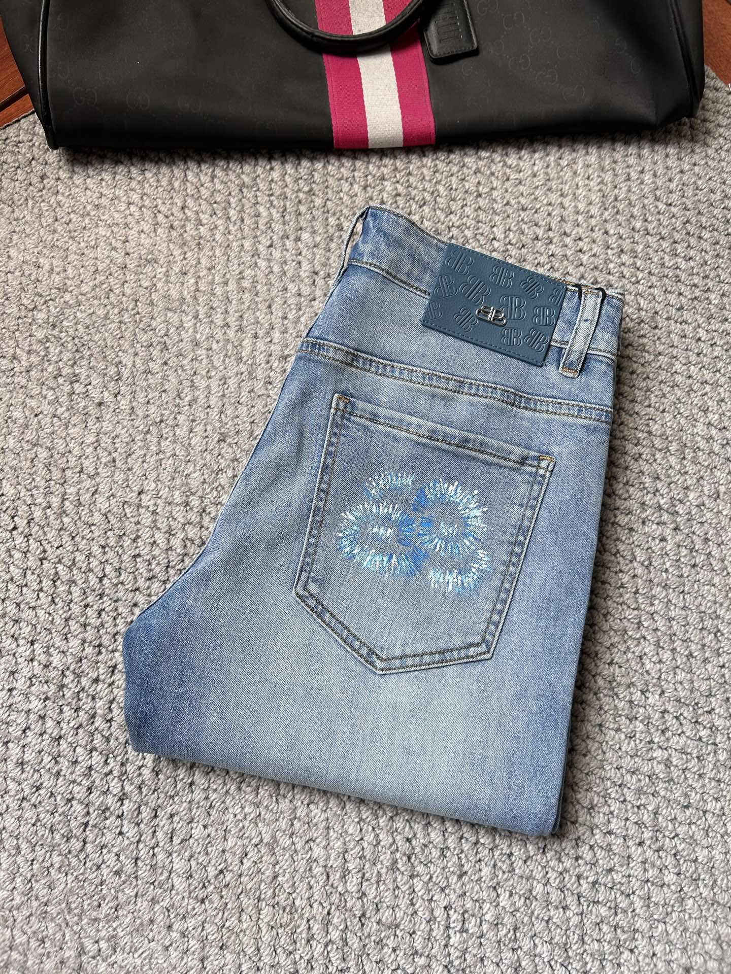 NO:865021,Paris' 2026 spring and summer new men's jeans. Selected imported denim denim fabric. Heavy-duty environmentally friendly washing. Soft feel and wear resistance. Small straight version. Micro-elasticity makes you slim and slim. Perfect details. High-quality hardware and accessories. Fine workmanship. Unparalleled. Code number 28-38. Ships next day. Jeans.19860909巴黎‘’ 2026春夏新款男士牛仔裤 精选进口丹宁牛仔面料 重工环保洗水 手感柔和 兼备耐磨性 版型小直筒 微弹力显瘦修身,细节完美,五金辅料精选高等品质,做工精细,绝非凡品,码数28-38,隔天出货,,jeans,,Men's clothing