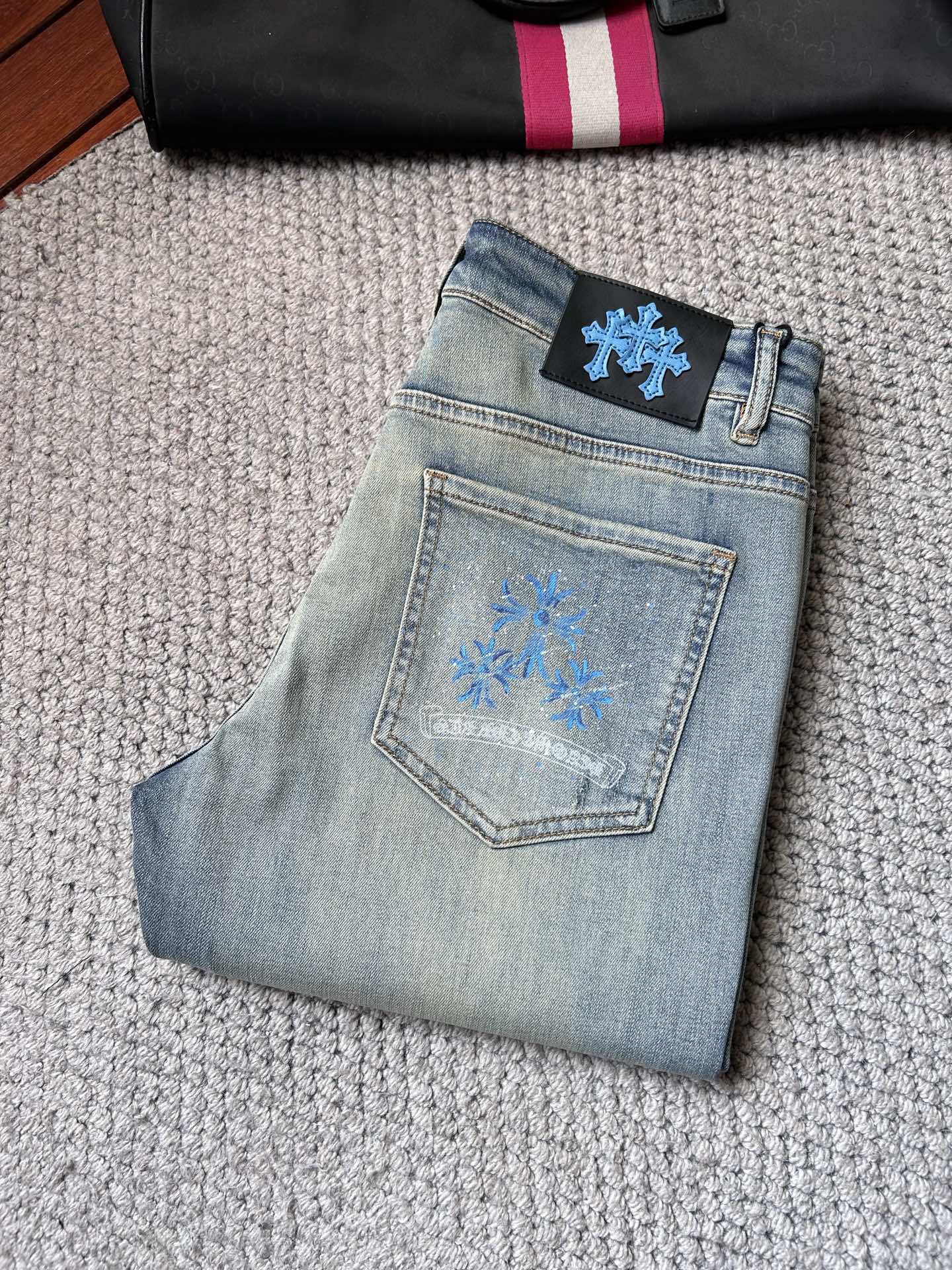 NO:865010,Cro's 2026 spring and summer new men's jeans. Selected imported denim denim fabric. Heavy-duty environmentally friendly washing. Soft feel and wear resistance. Small straight version. Micro-elasticity makes you slim and slim. Perfect details. High-quality hardware and accessories. Fine workmanship. Unparalleled. Code number 28-38. Shipped next day. Chrome hearts, jeans,19860909克罗‘’ 2026春夏新款男士牛仔裤 精选进口丹宁牛仔面料 重工环保洗水 手感柔和 兼备耐磨性 版型小直筒 微弹力显瘦修身,细节完美,五金辅料精选高等品质,做工精细,绝非凡品,码数28-38,隔天出货,,chrome hearts,jeans,,Men's clothing