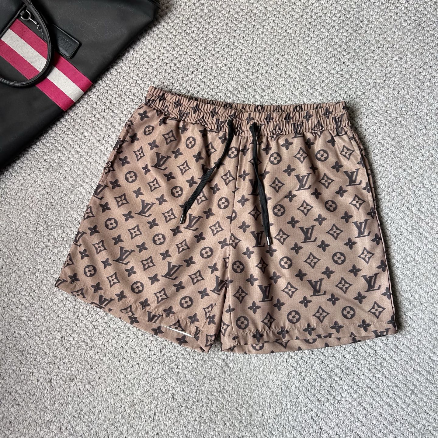 NO:864942,LV 2026 spring and summer new products, beach shorts and shorts. Good products need no introduction. Look at the details. Counter sizes M-XXXL, Louis Vuitton, shorts,19860909LV 2026春夏新品上新 沙滩裤 短裤 好货不用过多介绍 看细节 专柜码数M-XXXL,,louis vuitton,shorts,,Men's clothing