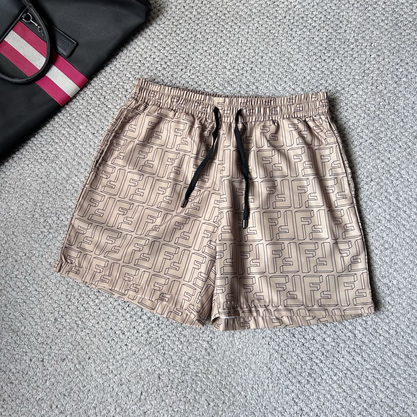NO:864952,Fen's 2026 spring and summer new products are newly released. Beach pants and shorts are good products that don't need to be introduced too much. Look at the details. Counter size M-XXXL,,shorts,19860909芬‘’2026春夏新品上新 沙滩裤 短裤 好货不用过多介绍 看细节 专柜码数M-XXXL,,shorts,,Men's clothing