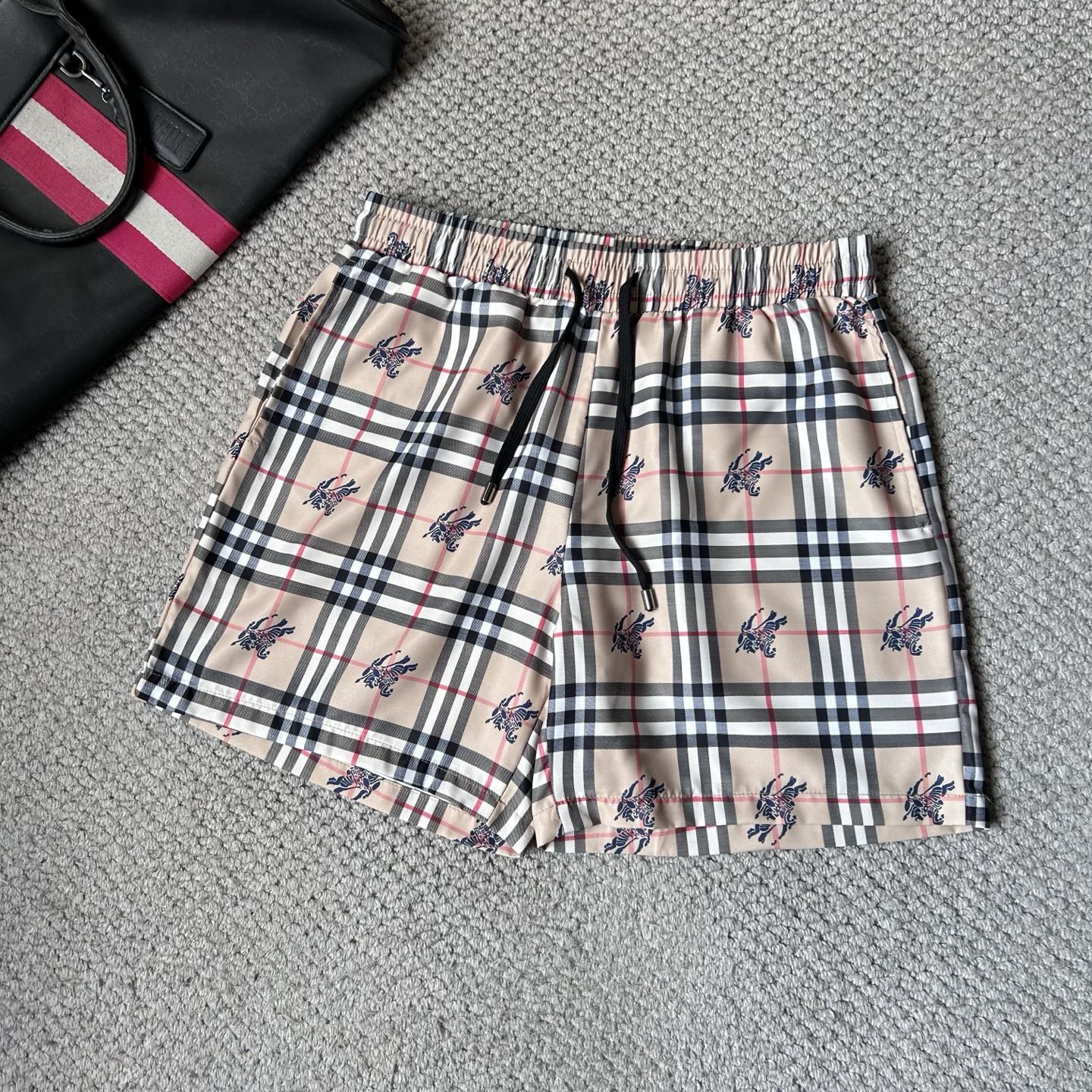 NO:864964,Burberry's 2026 spring and summer new products are new. Beach pants and shorts. Good products need no introduction. Look at the details. Counter size M-XXXL,,burberry,shorts,19860909巴宝‘’ 2026春夏新品上新 沙滩裤 短裤 好货不用过多介绍 看细节 专柜码数M-XXXL,,burberry,shorts,,Men's clothing