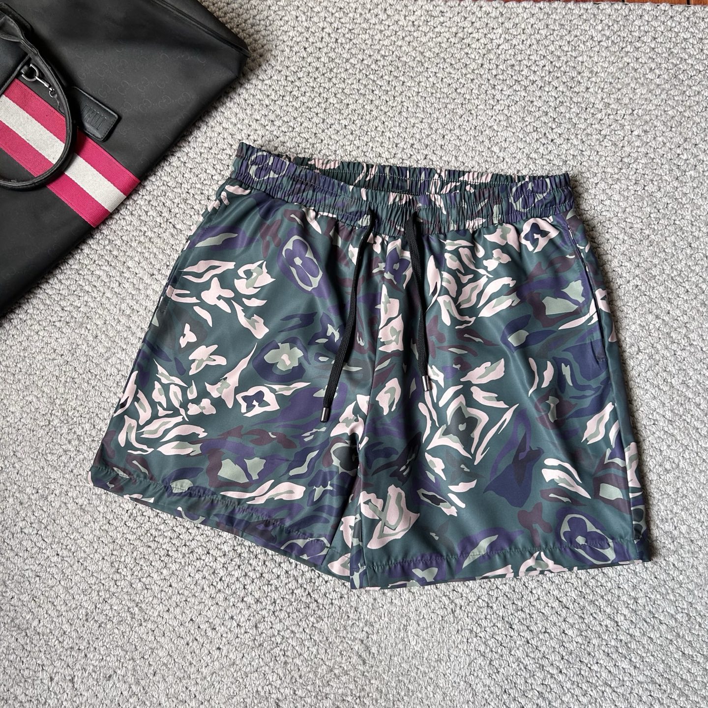 NO:864975,LV 2026 spring and summer new products, beach shorts and shorts. Good products need no introduction. Look at the details. Counter sizes M-XXXL, Louis Vuitton, shorts,19860909LV 2026春夏新品上新 沙滩裤 短裤 好货不用过多介绍 看细节 专柜码数M-XXXL,,louis vuitton,shorts,,Men's clothing