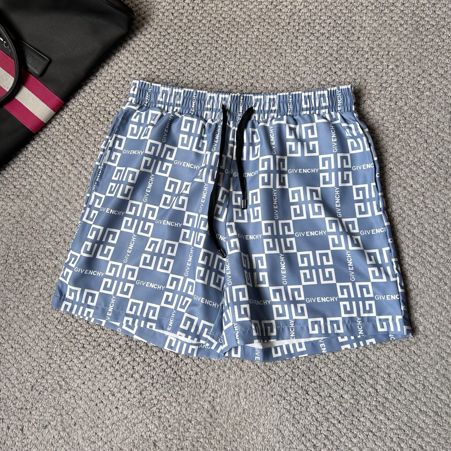 NO:864987,Givenchy's new 2026 spring and summer new products are beach pants and shorts. Good products need no introduction. Look at the details. Counter size M-XXXL,,givenchy,shorts,19860909纪梵‘’ 2026春夏新品上新 沙滩裤 短裤 好货不用过多介绍 看细节 专柜码数M-XXXL,,givenchy,shorts,,Men's clothing