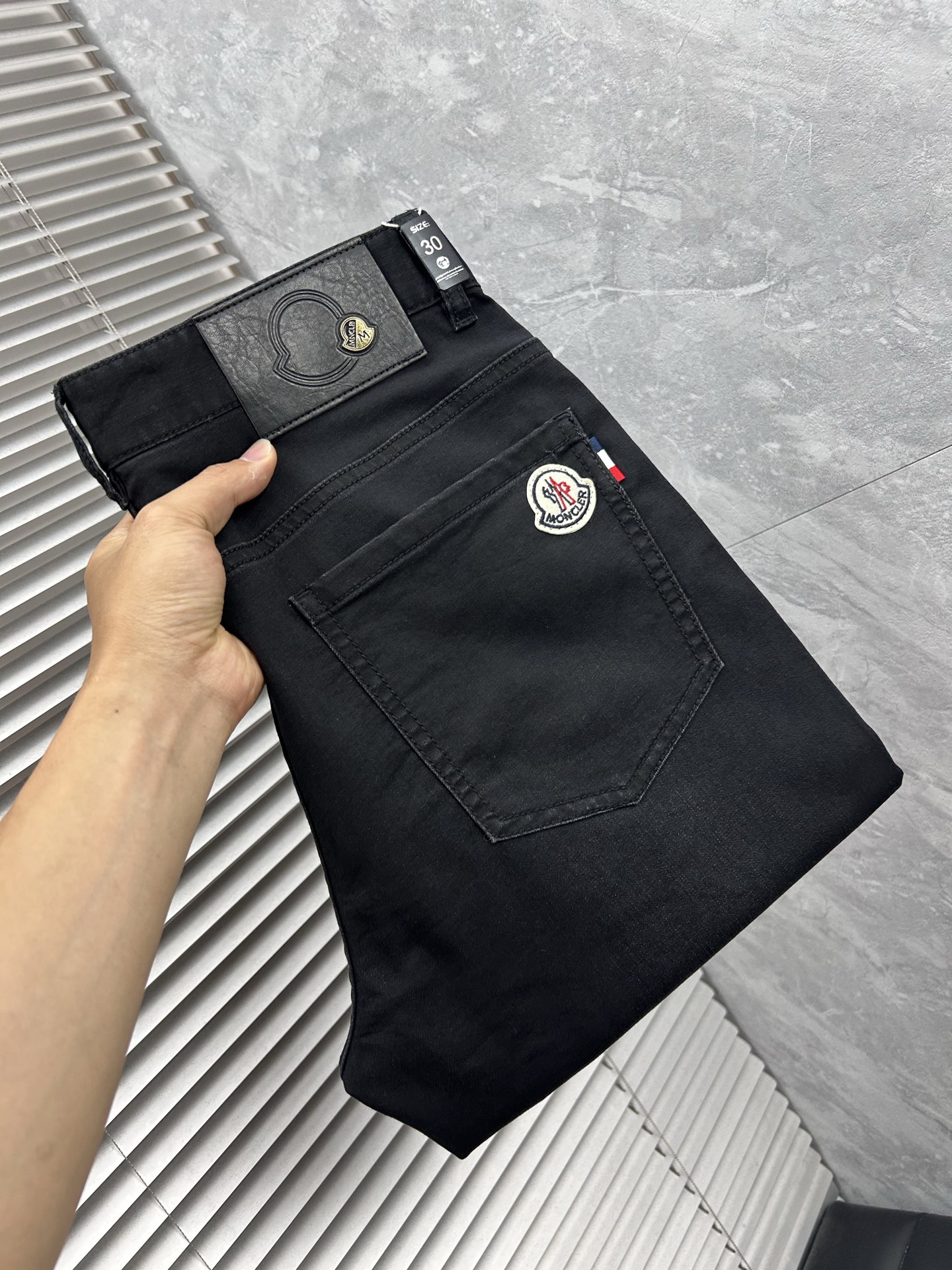 NO:865022,Meng’’ is the latest jeans of the same style in the counter. The fabrics are of the best style and workmanship. They are easy to wear regardless of your figure. There are not many restrictions on matching. They can be used as a casual and concise way to set off other items to show your own style and attitude. They can be matched with any style of items, including various T-shirts/shirts and knitted jackets. You no longer have to worry about matching when going out in daily life. Sizes 29-38, jeans, jackets & coats, shirts, tees, t-shirts,19860909蒙‘’ 专柜最新同款牛仔裤 面料版型做工绝绝子 好穿不挑身材在搭配上没有太多的限制 随意简洁的衬托其他单品,来展现自己的风格姿态～ 可以百搭任何风格的单品,搭配各种T恤／衬衫,针织外套都可,日常外出不必再为搭配而烦恼了 尺码 29-38,,jeans,jackets & coats,shirts,tees，t-shirt,,Men's clothing