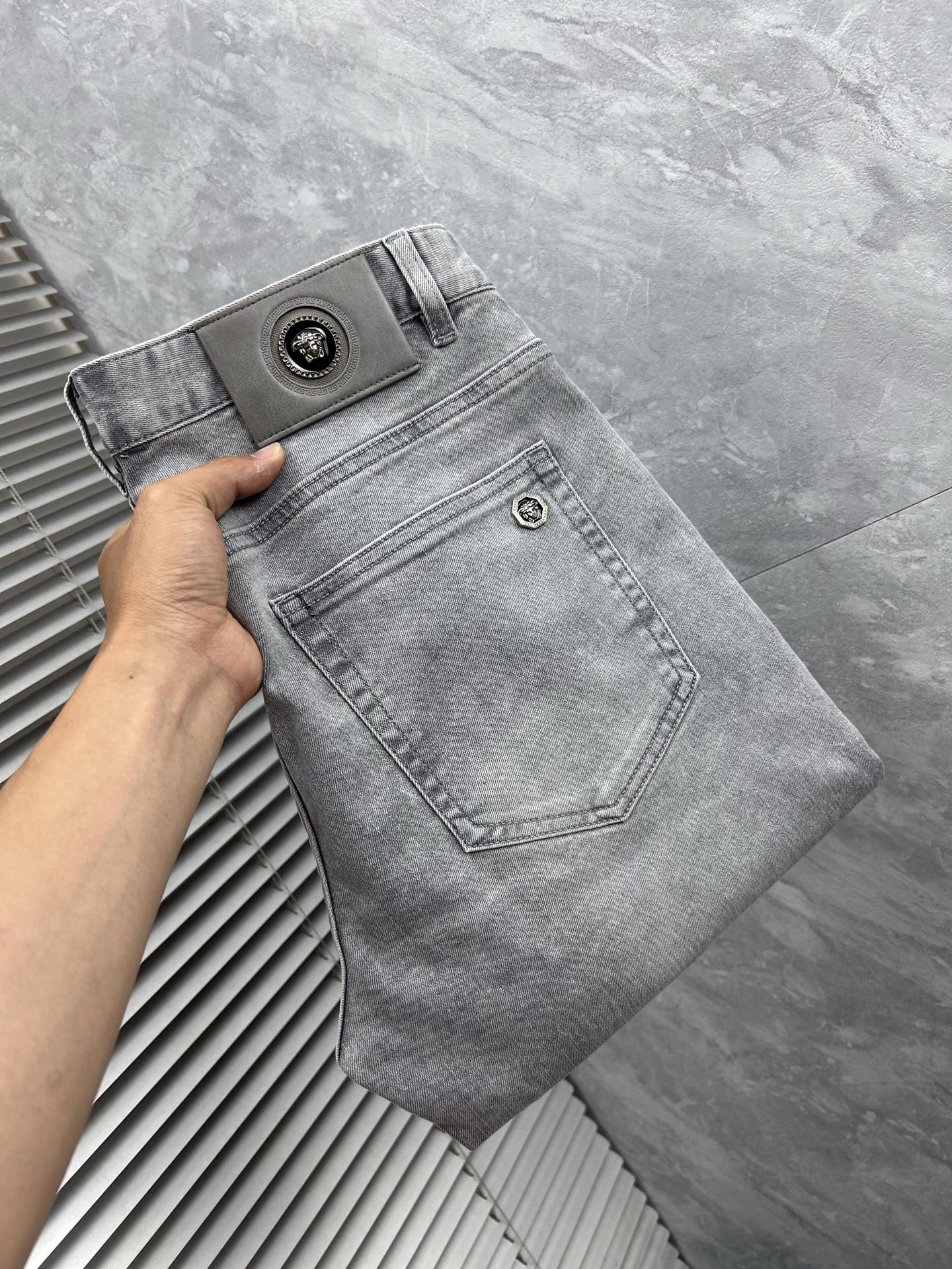 NO:864922,The latest jeans of the same style from Versace's counter. The fabrics are of the best style and workmanship. They are easy to wear regardless of your figure. There are not many restrictions on matching. They can be used as a casual and concise way to set off other items to show your own style and attitude. They can be matched with any style of items and can be paired with various T-shirts/shirts and knitted jackets. You no longer have to worry about matching when going out in daily life. Sizes 29-38, versace, jeans, jackets & coats, shirts, tees, t-shirt,19860909范思‘’ 专柜最新同款牛仔裤 面料版型做工绝绝子 好穿不挑身材在搭配上没有太多的限制 随意简洁的衬托其他单品,来展现自己的风格姿态～ 可以百搭任何风格的单品,搭配各种T恤／衬衫,针织外套都可,日常外出不必再为搭配而烦恼了 尺码 29-38,,versace,jeans,jackets & coats,shirts,tees，t-shirt,,Men's clothing