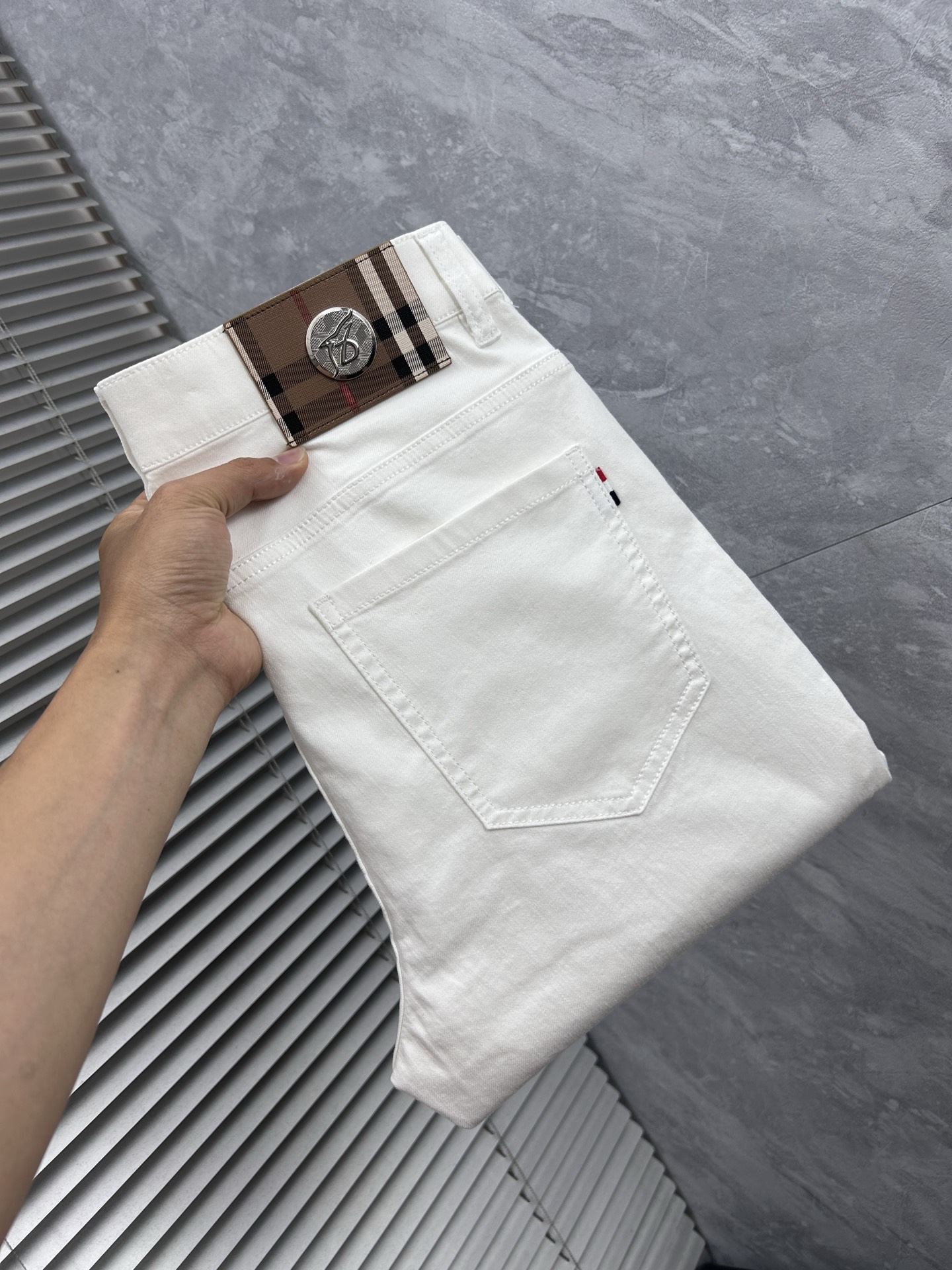 NO:864932,Burberry's latest jeans of the same style are of the best fabrics and workmanship. They are easy to wear regardless of your body shape and there are not many restrictions on matching. They can be used as a casual and concise foil to other items to show your own style and attitude. They can be matched with any style of items and can be paired with various T-shirts/shirts and knitted jackets. You no longer have to worry about matching for daily outings. Sizes 29-38, burberry, jeans, jackets & coats, shirts, tees, t-shirts,19860909巴宝‘’ 专柜最新同款牛仔裤 面料版型做工绝绝子 好穿不挑身材在搭配上没有太多的限制 随意简洁的衬托其他单品,来展现自己的风格姿态～ 可以百搭任何风格的单品,搭配各种T恤／衬衫,针织外套都可,日常外出不必再为搭配而烦恼了 尺码 29-38,,burberry,jeans,jackets & coats,shirts,tees，t-shirt,,Men's clothing