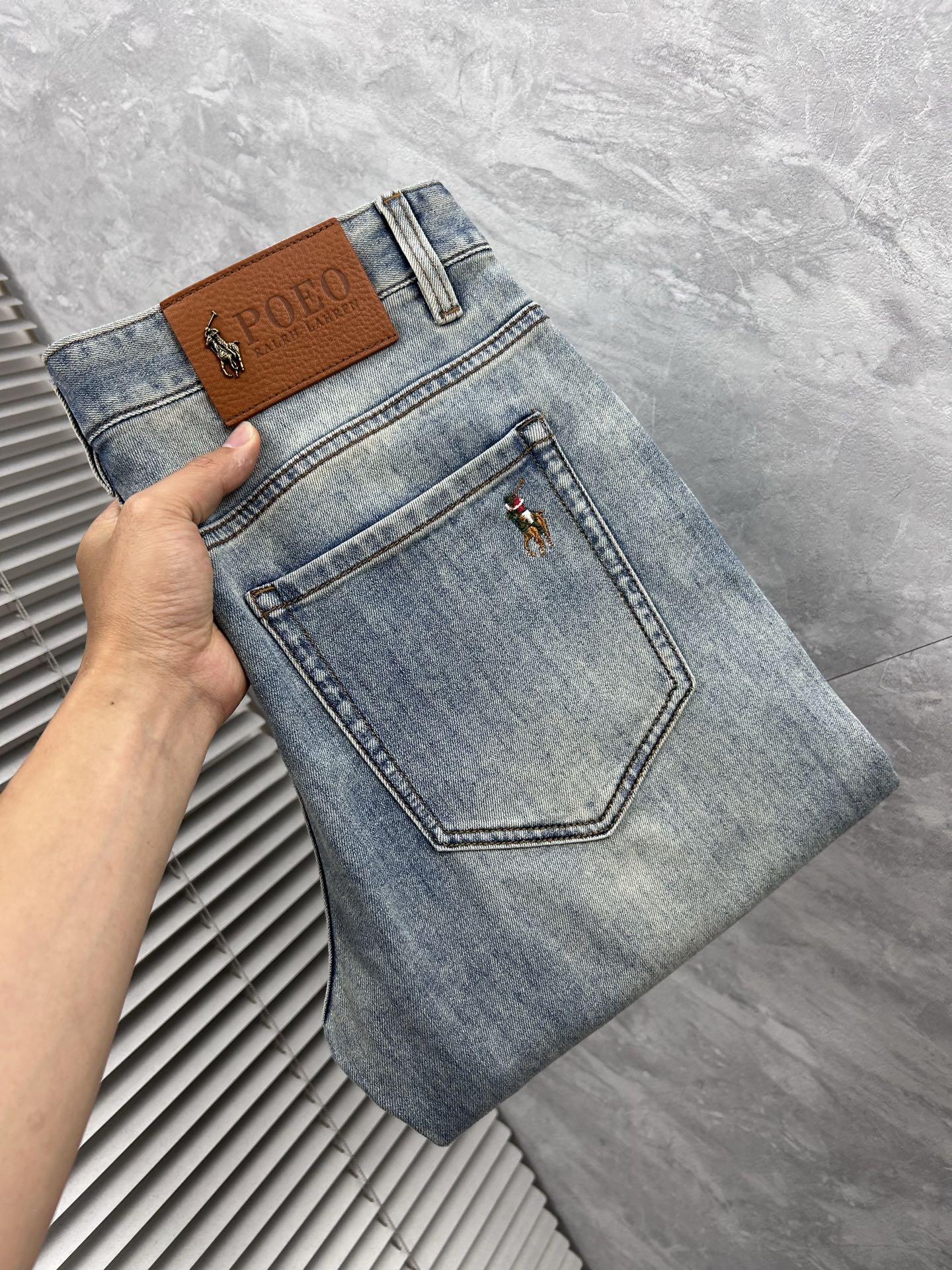NO:864943,Guaranteed ‘’ is the latest jeans of the same style in the counter. The fabric pattern and workmanship are excellent. They are easy to wear regardless of your body shape. There are not many restrictions on matching. They can be used to complement other items casually and concisely to show your own style and posture. They can be matched with any style of items, including various T-shirts/shirts and knitted jackets. You no longer have to worry about matching when going out in daily life. Sizes 29-38, jeans, jackets & coats, shirts, tees, t-shirts,19860909保‘’ 专柜最新同款牛仔裤 面料版型做工绝绝子 好穿不挑身材在搭配上没有太多的限制 随意简洁的衬托其他单品,来展现自己的风格姿态～ 可以百搭任何风格的单品,搭配各种T恤／衬衫,针织外套都可,日常外出不必再为搭配而烦恼了 尺码 29-38,,jeans,jackets & coats,shirts,tees，t-shirt,,Men's clothing