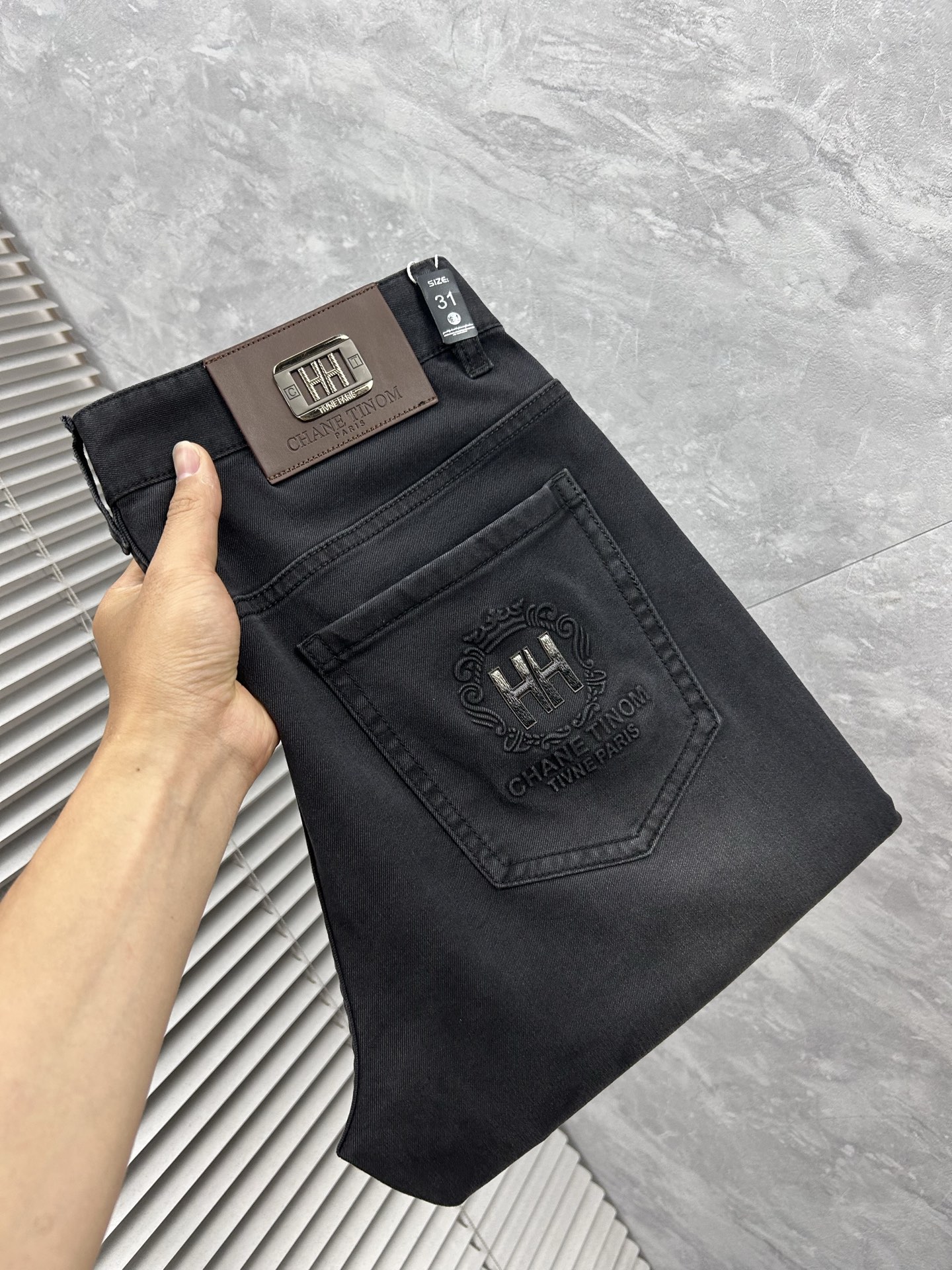 NO:864977,Givenchy’s latest jeans of the same style. The fabrics are of the best style and workmanship. They are easy to wear regardless of your body shape. There are not many restrictions on matching. They can be used as a casual and concise way to set off other items to show your own style and attitude. They can be matched with any style of items and can be paired with various T-shirts/shirts and knitted jackets. You no longer have to worry about matching when going out in daily life. Sizes 29-38, givenchy, jeans, jackets & coats, shirts, tees, t-shirt,19860909纪梵‘’ 专柜最新同款牛仔裤 面料版型做工绝绝子 好穿不挑身材在搭配上没有太多的限制 随意简洁的衬托其他单品,来展现自己的风格姿态～ 可以百搭任何风格的单品,搭配各种T恤／衬衫,针织外套都可,日常外出不必再为搭配而烦恼了 尺码 29-38,,givenchy,jeans,jackets & coats,shirts,tees，t-shirt,,Men's clothing