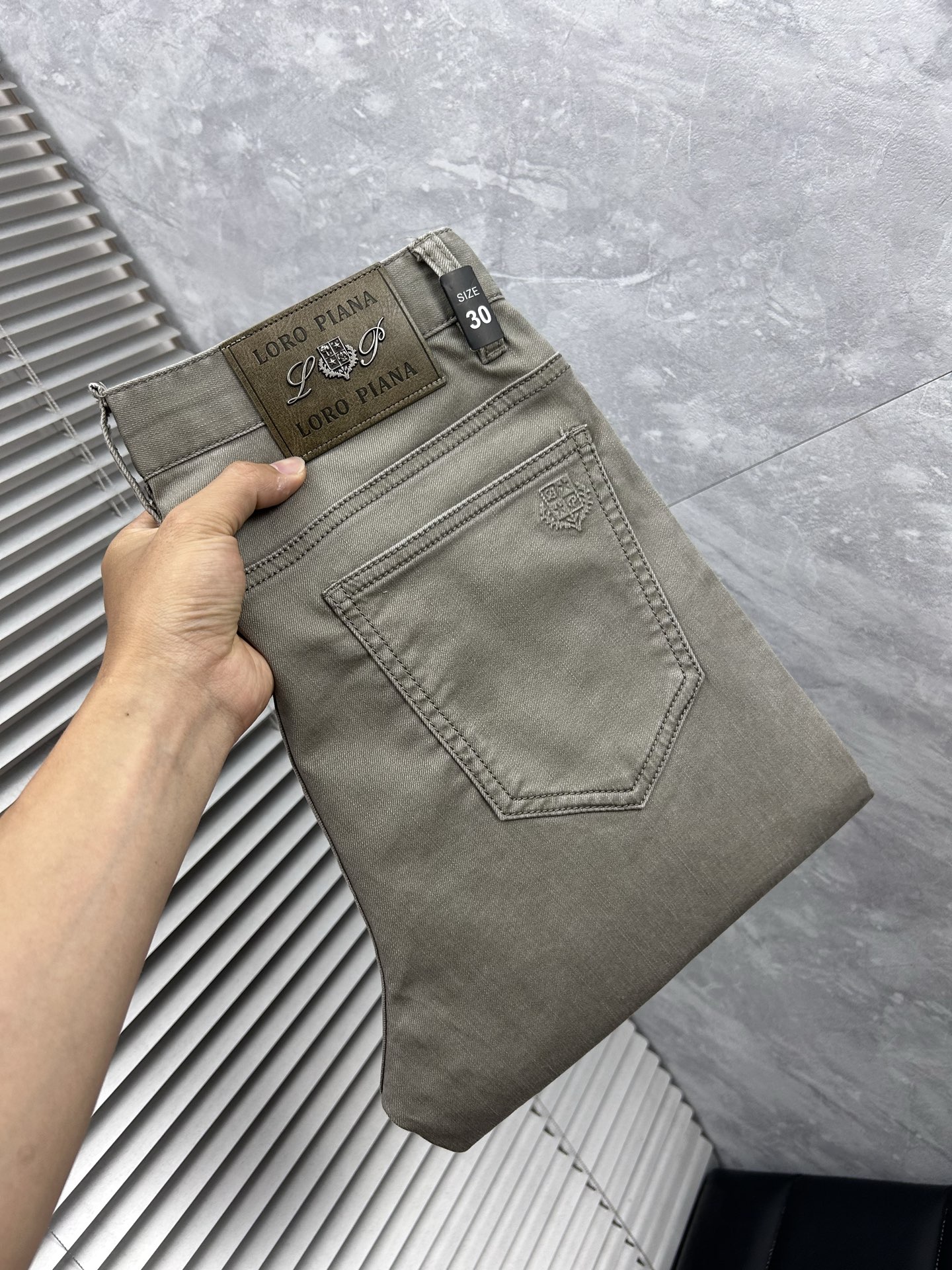 NO:864990,BC’’ is the latest jeans of the same style at the counter. The fabrics are of the best style and workmanship. They are easy to wear regardless of your figure. There are not many restrictions on matching. They can be used as a casual and concise way to set off other items to show your own style and posture. They can be matched with any style of items, including various T-shirts/shirts and knitted jackets. You no longer have to worry about matching when going out in daily life. Sizes 29-38, jeans, jackets & coats, shirts, tees, t-shirt,19860909BC‘’ 专柜最新同款牛仔裤 面料版型做工绝绝子 好穿不挑身材在搭配上没有太多的限制 随意简洁的衬托其他单品,来展现自己的风格姿态～ 可以百搭任何风格的单品,搭配各种T恤／衬衫,针织外套都可,日常外出不必再为搭配而烦恼了 尺码 29-38,,jeans,jackets & coats,shirts,tees，t-shirt,,Men's clothing