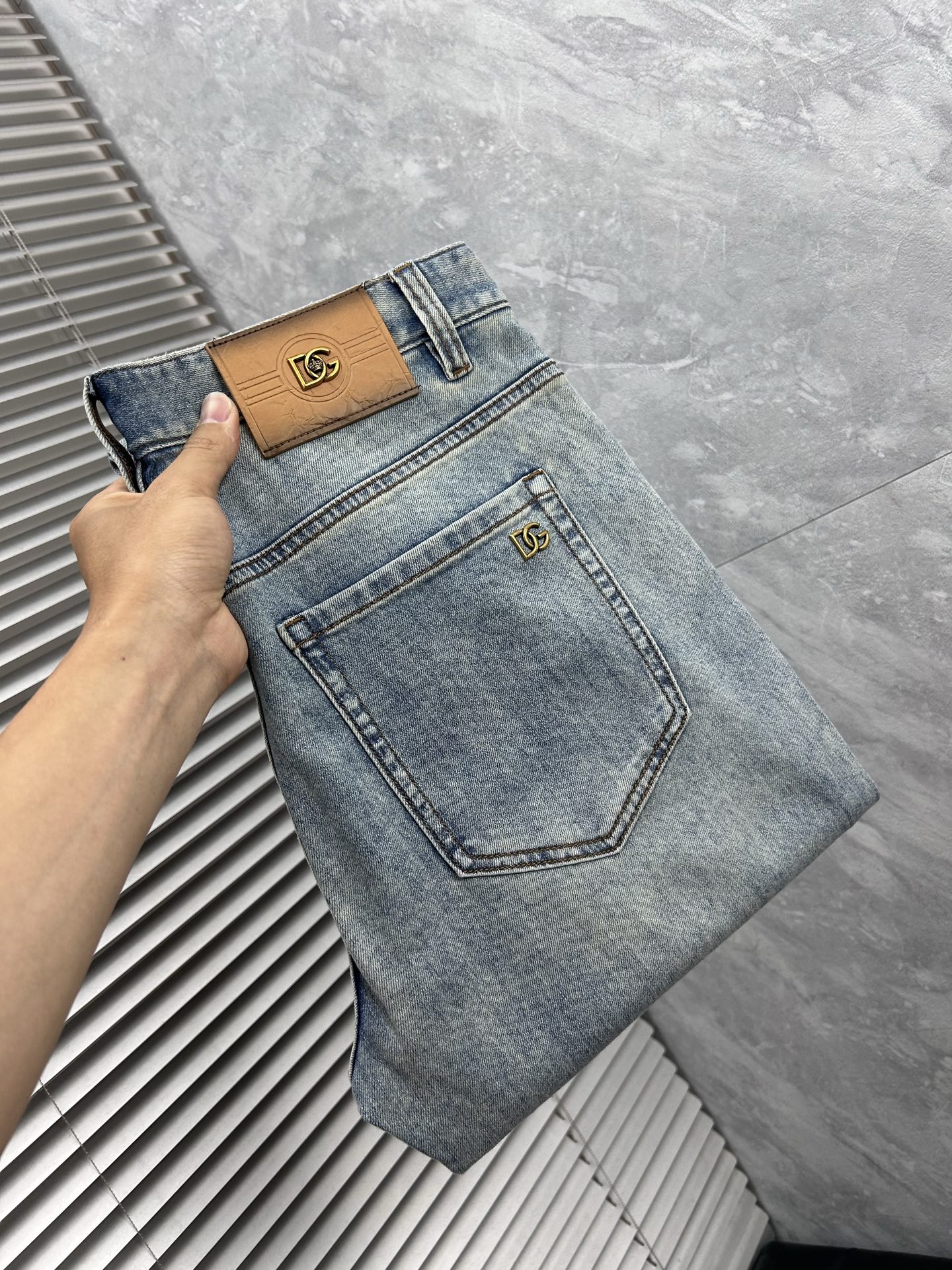NO:865000,DG’’ is the latest jeans of the same style at the counter. The fabrics are of the best style and workmanship. They are easy to wear regardless of your figure. There are not many restrictions on matching. They can be used as a casual and concise way to set off other items to show your own style and attitude. They can be matched with any style of items and can be paired with various T-shirts/shirts and knitted jackets. You don’t have to worry about matching for daily outings. Sizes 29-38, jeans, jackets & coats, shirts, tees, t-shirts,19860909DG‘’ 专柜最新同款牛仔裤 面料版型做工绝绝子 好穿不挑身材在搭配上没有太多的限制 随意简洁的衬托其他单品,来展现自己的风格姿态～ 可以百搭任何风格的单品,搭配各种T恤／衬衫,针织外套都可,日常外出不必再为搭配而烦恼了 尺码 29-38,,jeans,jackets & coats,shirts,tees，t-shirt,,Men's clothing