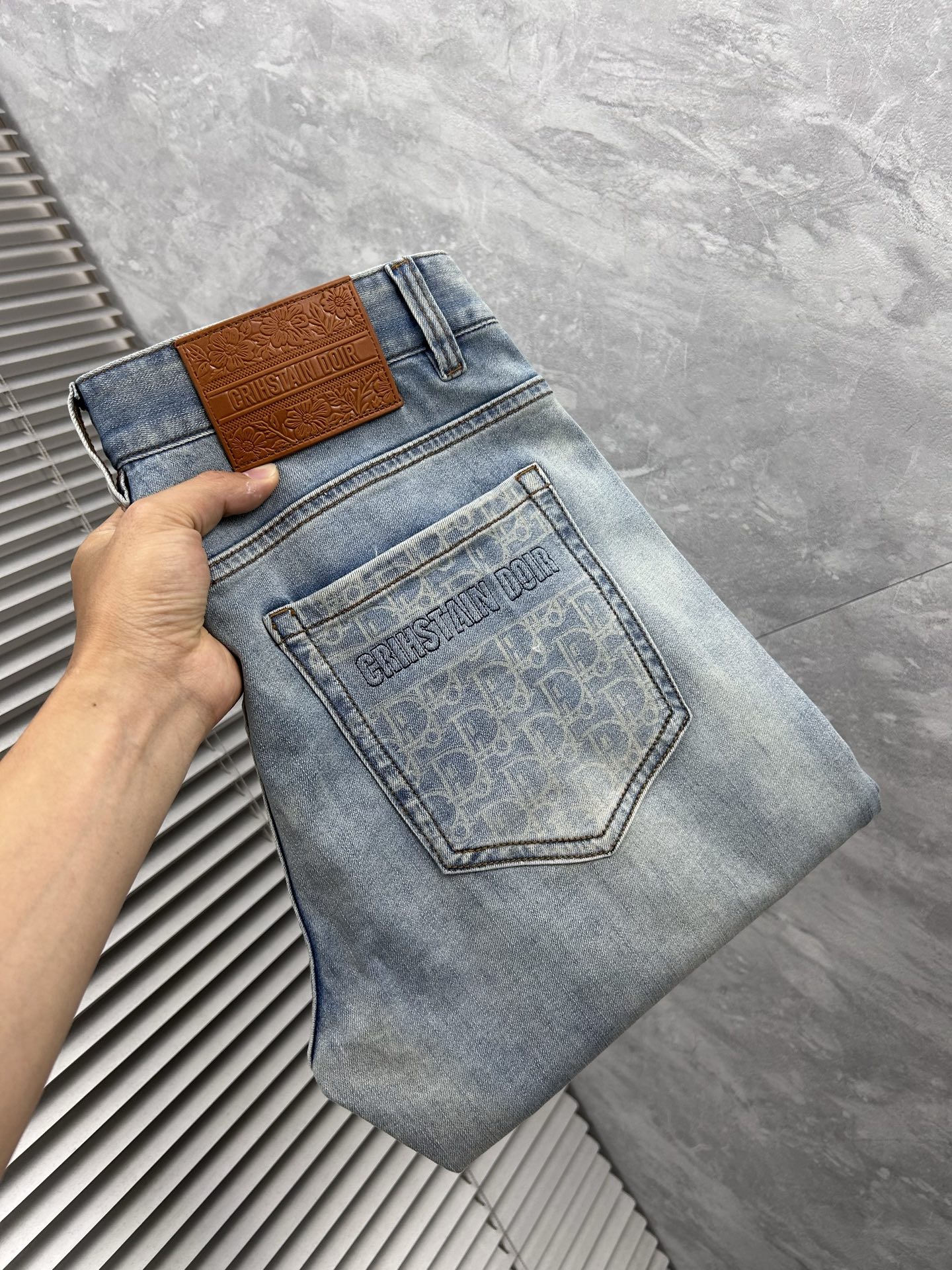NO:865012,DR’ is the latest jeans of the same style from the counter. The fabrics and styles are excellent. They are easy to wear regardless of your figure. There are not many restrictions on matching. They can be used to complement other items casually and simply to show your own style. They can be matched with any style of items, including various T-shirts/shirts and knitted jackets. You no longer have to worry about matching when going out in daily life. Sizes 29-38, jeans, jackets & coats, shirts, tees, t-shirt,19860909DR’ 专柜最新同款牛仔裤 面料版型做工绝绝子 好穿不挑身材在搭配上没有太多的限制 随意简洁的衬托其他单品,来展现自己的风格姿态～ 可以百搭任何风格的单品,搭配各种T恤／衬衫,针织外套都可,日常外出不必再为搭配而烦恼了 尺码 29-38,,jeans,jackets & coats,shirts,tees，t-shirt,,Men's clothing