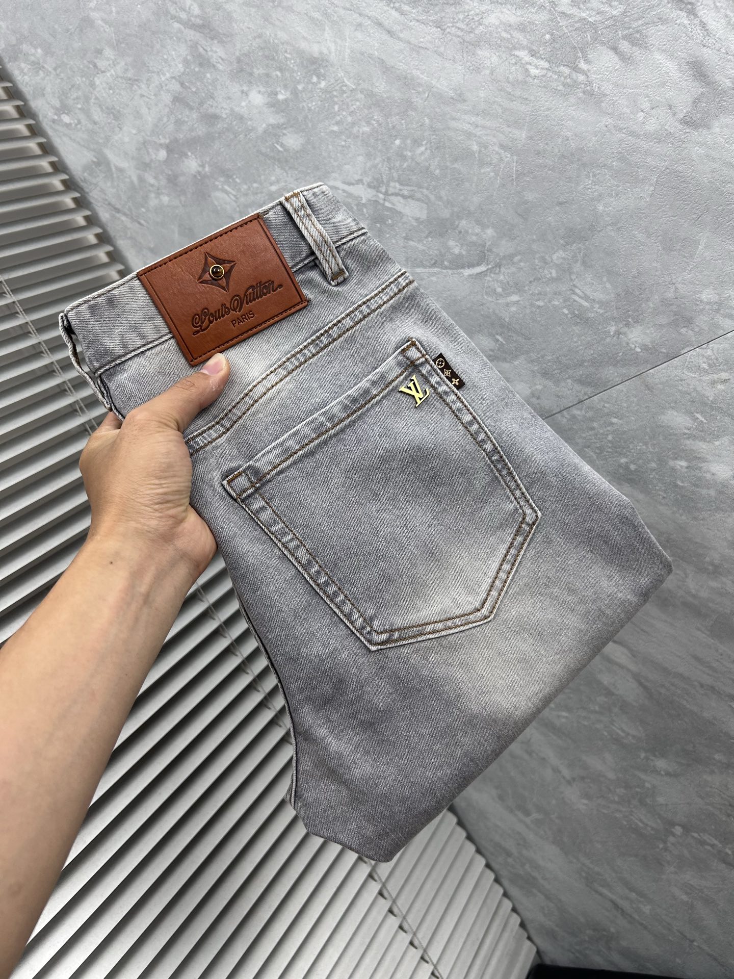 NO:865023,The latest jeans of the same style from LV's counter. The fabrics and styles are excellent. They are easy to wear regardless of your figure. There are not many restrictions on matching. They can be casually and simply used to complement other items to show your own style. They can be matched with any style of items and can be paired with various T-shirts/shirts and knitted jackets. You no longer have to worry about matching when going out in daily life. Sizes 29-38, Louis Vuitton, jeans, jackets &  coats,shirts,tees,t-shirt,19860909LV‘’ 专柜最新同款牛仔裤 面料版型做工绝绝子 好穿不挑身材在搭配上没有太多的限制 随意简洁的衬托其他单品,来展现自己的风格姿态～ 可以百搭任何风格的单品,搭配各种T恤／衬衫,针织外套都可,日常外出不必再为搭配而烦恼了 尺码 29-38,,louis vuitton,jeans,jackets & coats,shirts,tees，t-shirt,,Men's clothing