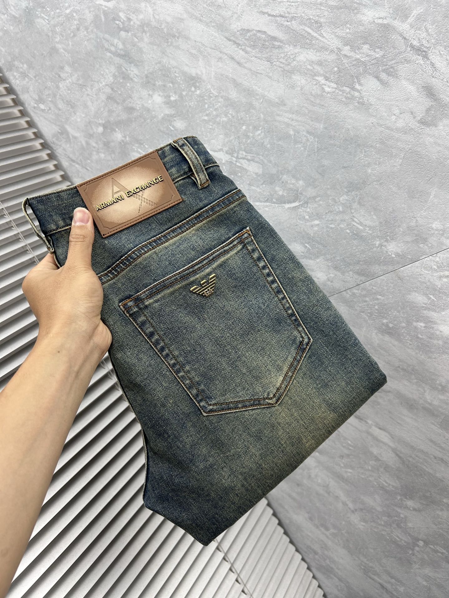 NO:865042,Ama’s latest jeans of the same style are of excellent fabrics and workmanship. They are easy to wear regardless of body shape and there are not many restrictions on matching. They can be used as a casual and concise way to set off other items to show your own style and posture. They can be matched with any style of items, including various T-shirts/shirts and knitted jackets. You no longer have to worry about matching when going out in daily life. Sizes 29-38, jeans, jackets & coats, shirts, tees, t-shirts,19860909阿玛‘’ 专柜最新同款牛仔裤 面料版型做工绝绝子 好穿不挑身材在搭配上没有太多的限制 随意简洁的衬托其他单品,来展现自己的风格姿态～ 可以百搭任何风格的单品,搭配各种T恤／衬衫,针织外套都可,日常外出不必再为搭配而烦恼了 尺码 29-38,,jeans,jackets & coats,shirts,tees，t-shirt,,Men's clothing