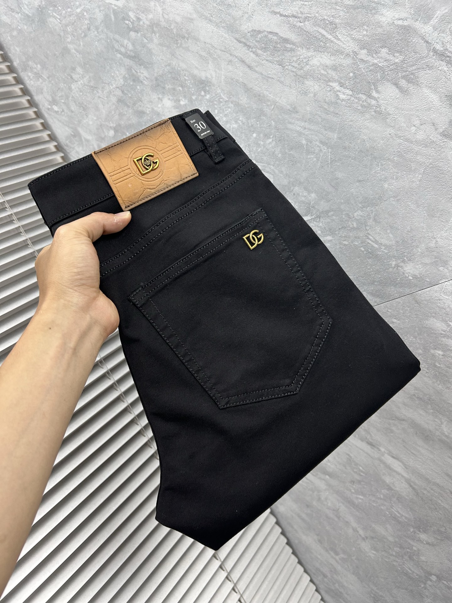 NO:865052,DG’’ is the latest jeans of the same style at the counter. The fabrics are of the best style and workmanship. They are easy to wear regardless of your figure. There are not many restrictions on matching. They can be used as a casual and concise way to set off other items to show your own style and attitude. They can be matched with any style of items and can be paired with various T-shirts/shirts and knitted jackets. You don’t have to worry about matching for daily outings. Sizes 29-38, jeans, jackets & coats, shirts, tees, t-shirts,19860909DG‘’ 专柜最新同款牛仔裤 面料版型做工绝绝子 好穿不挑身材在搭配上没有太多的限制 随意简洁的衬托其他单品,来展现自己的风格姿态～ 可以百搭任何风格的单品,搭配各种T恤／衬衫,针织外套都可,日常外出不必再为搭配而烦恼了 尺码 29-38,,jeans,jackets & coats,shirts,tees，t-shirt,,Men's clothing