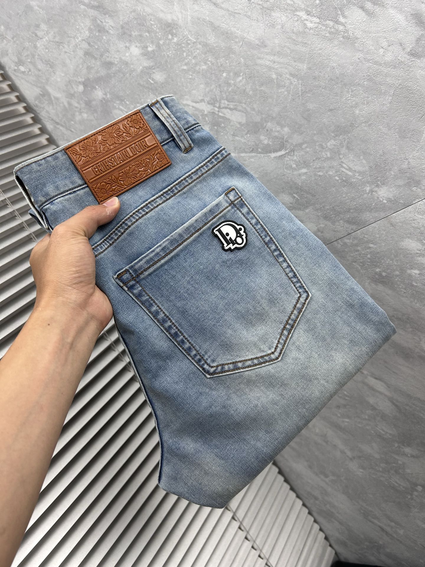 NO:865070,dr‘’ is the latest jeans of the same style from the counter. The fabrics are of the best style and workmanship. They are easy to wear regardless of your figure. There are not many restrictions on matching. They can be used as a casual and concise way to set off other items to show your own style and attitude. They can be matched with any style of items, including various T-shirts/shirts and knitted jackets. You no longer have to worry about matching when going out in daily life. Sizes 29-38, jeans, jackets & coats, shirts, tees, t-shirt,19860909dr‘’ 专柜最新同款牛仔裤 面料版型做工绝绝子 好穿不挑身材在搭配上没有太多的限制 随意简洁的衬托其他单品,来展现自己的风格姿态～ 可以百搭任何风格的单品,搭配各种T恤／衬衫,针织外套都可,日常外出不必再为搭配而烦恼了 尺码 29-38,,jeans,jackets & coats,shirts,tees，t-shirt,,Men's clothing