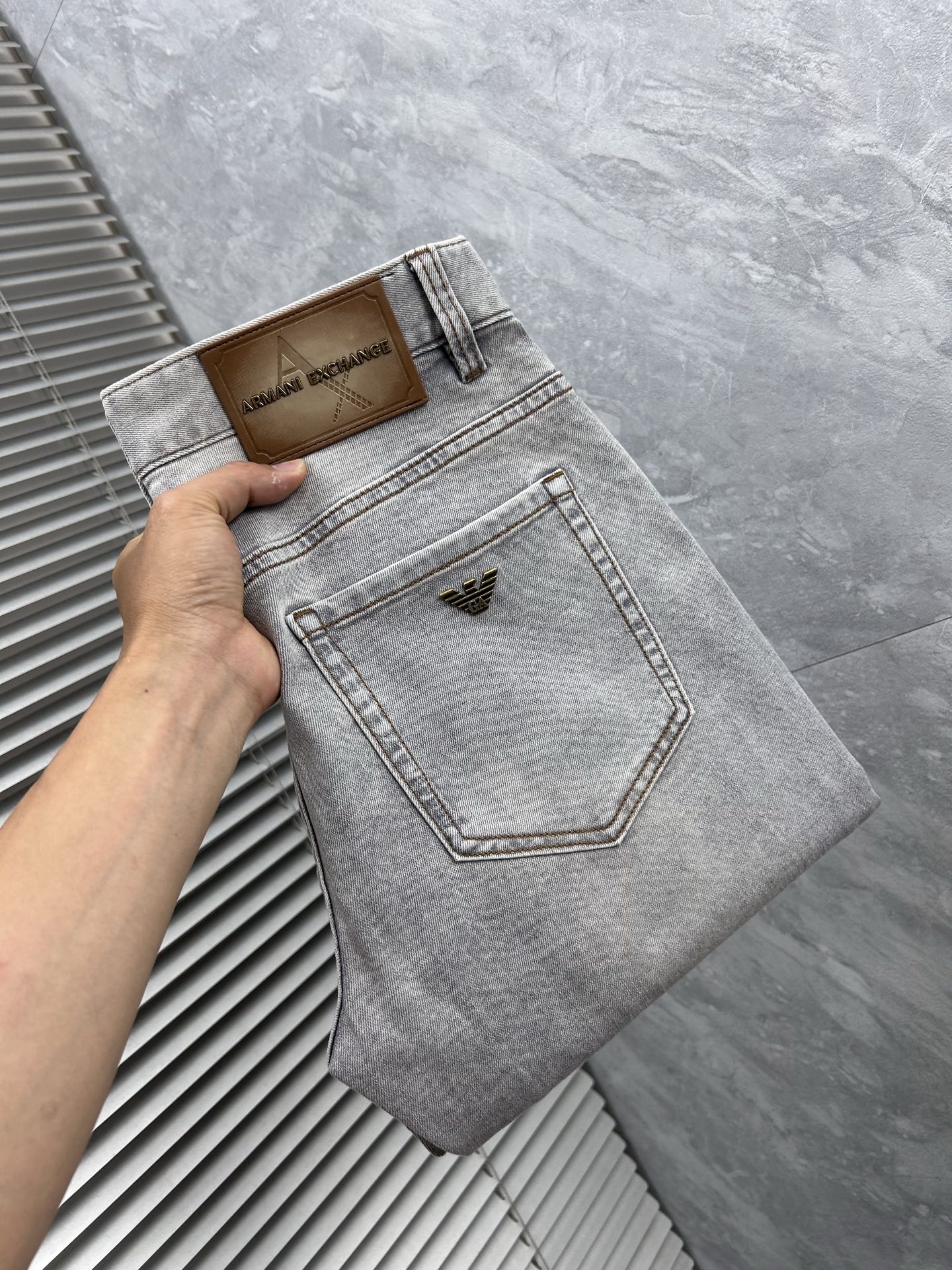 NO:865082,Ama’s latest jeans of the same style. The fabrics are of the best style and workmanship. They are easy to wear regardless of your figure. There are not many restrictions on matching. They can be used as a casual and concise way to set off other items to show your own style. They can be matched with any style of items, including various T-shirts/shirts and knitted jackets. You no longer have to worry about matching when going out in daily life. Sizes 29-38, jeans, jackets & coats, shirts, tees, t-shirt,19860909阿玛’ 专柜最新同款牛仔裤 面料版型做工绝绝子 好穿不挑身材在搭配上没有太多的限制 随意简洁的衬托其他单品,来展现自己的风格姿态～ 可以百搭任何风格的单品,搭配各种T恤／衬衫,针织外套都可,日常外出不必再为搭配而烦恼了 尺码 29-38,,jeans,jackets & coats,shirts,tees，t-shirt,,Men's clothing