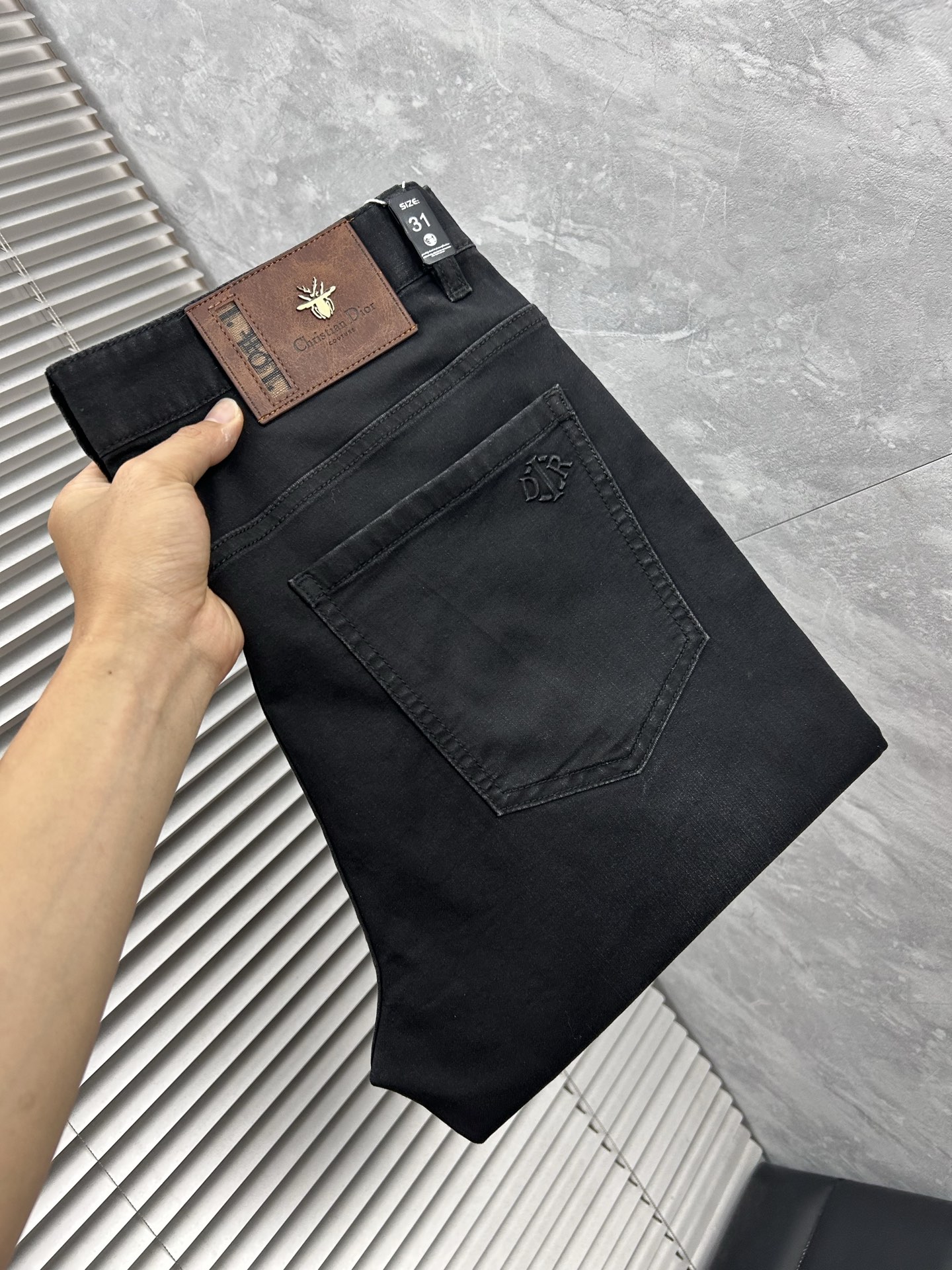 NO:918857,Dior] France's 2026 spring and summer new men's high-end fashion casual jeans, the same good product, supports simple fashion, easy and versatile, comfortable, century-old luxury brand, British traditional and noble design style, showing noble temperament to win the favor of countless people, no matter what occasion you wear it, you will show a luxurious, noble and extraordinary temperament. Use imported high-elastic fabrics and design by top masters  The ingenious work is very beautiful in person, and every detail can show the quality of the big brand. I think such a feature is enough to make people excited. It is a super versatile basic model that everyone has, and it is great value for money!  Sizes 29 to 38,,dior,dior,jeans,19860909Dior 迪奥】法国2026春夏新款男士新款高级时装休闲牛仔裤、同款好货,支持简约时尚,从容百搭,舒适,百年奢侈品牌,英伦传统高贵的设计风格,尽显高贵气质赢取无数人的欢心 无论什么场合穿上都尽显奢华、高贵非凡的气质 选用进口高弹面料 顶级大师设计 匠心著作实物非常漂亮,每个细节都能彰显大牌的品质感.我觉得这样一条特色足以让人心动.超百搭基本款人手一条,超值性价比！尺码29一38码,,dior,dior,jeans,,Men's clothing