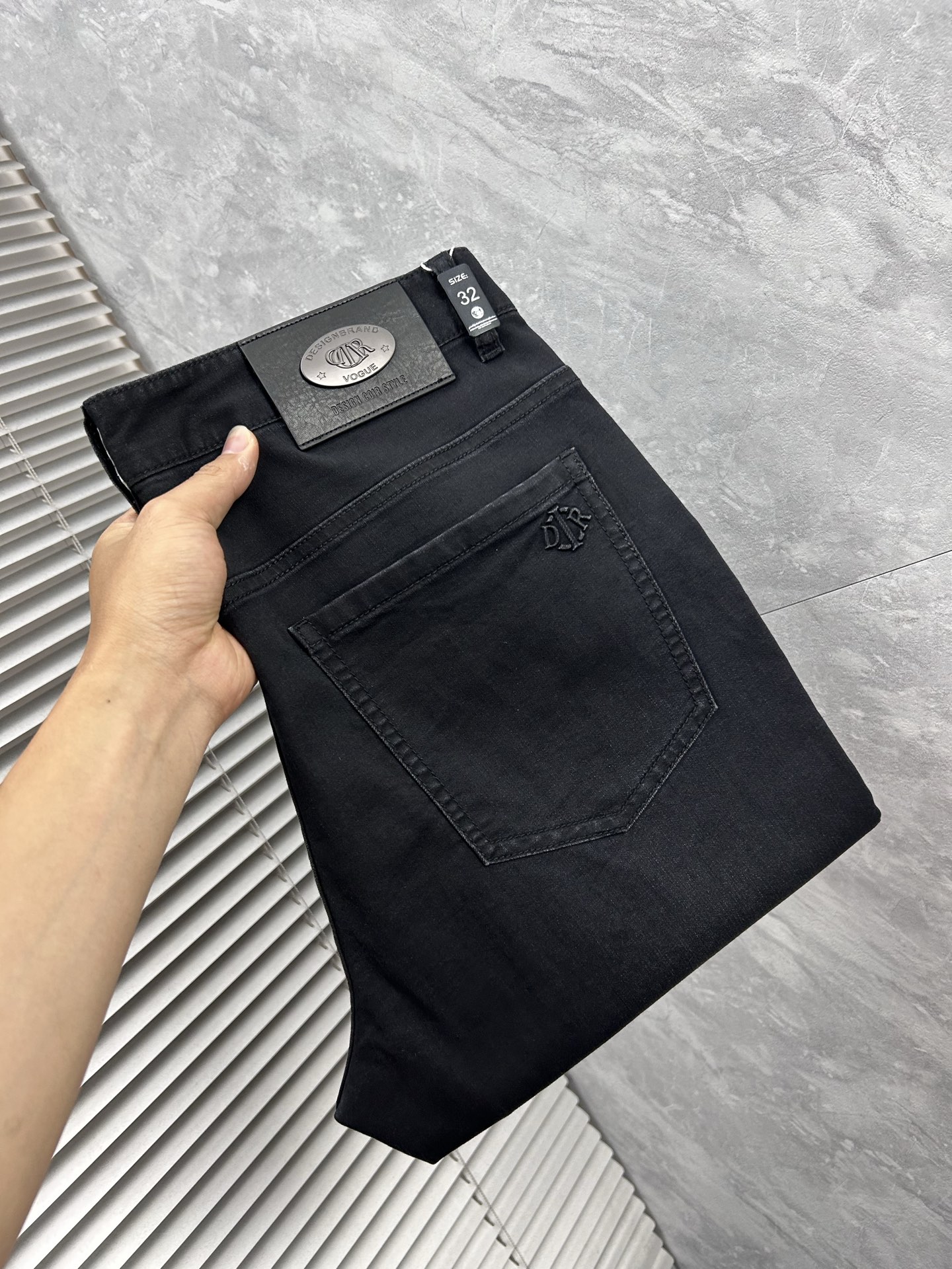 NO:865093,dr‘’ is the latest jeans of the same style from the counter. The fabrics are of the best style and workmanship. They are easy to wear regardless of your figure. There are not many restrictions on matching. They can be used as a casual and concise way to set off other items to show your own style and attitude. They can be matched with any style of items, including various T-shirts/shirts and knitted jackets. You no longer have to worry about matching when going out in daily life. Sizes 29-38, jeans, jackets & coats, shirts, tees, t-shirt,19860909dr‘’ 专柜最新同款牛仔裤 面料版型做工绝绝子 好穿不挑身材在搭配上没有太多的限制 随意简洁的衬托其他单品,来展现自己的风格姿态～ 可以百搭任何风格的单品,搭配各种T恤／衬衫,针织外套都可,日常外出不必再为搭配而烦恼了 尺码 29-38,,jeans,jackets & coats,shirts,tees，t-shirt,,Men's clothing