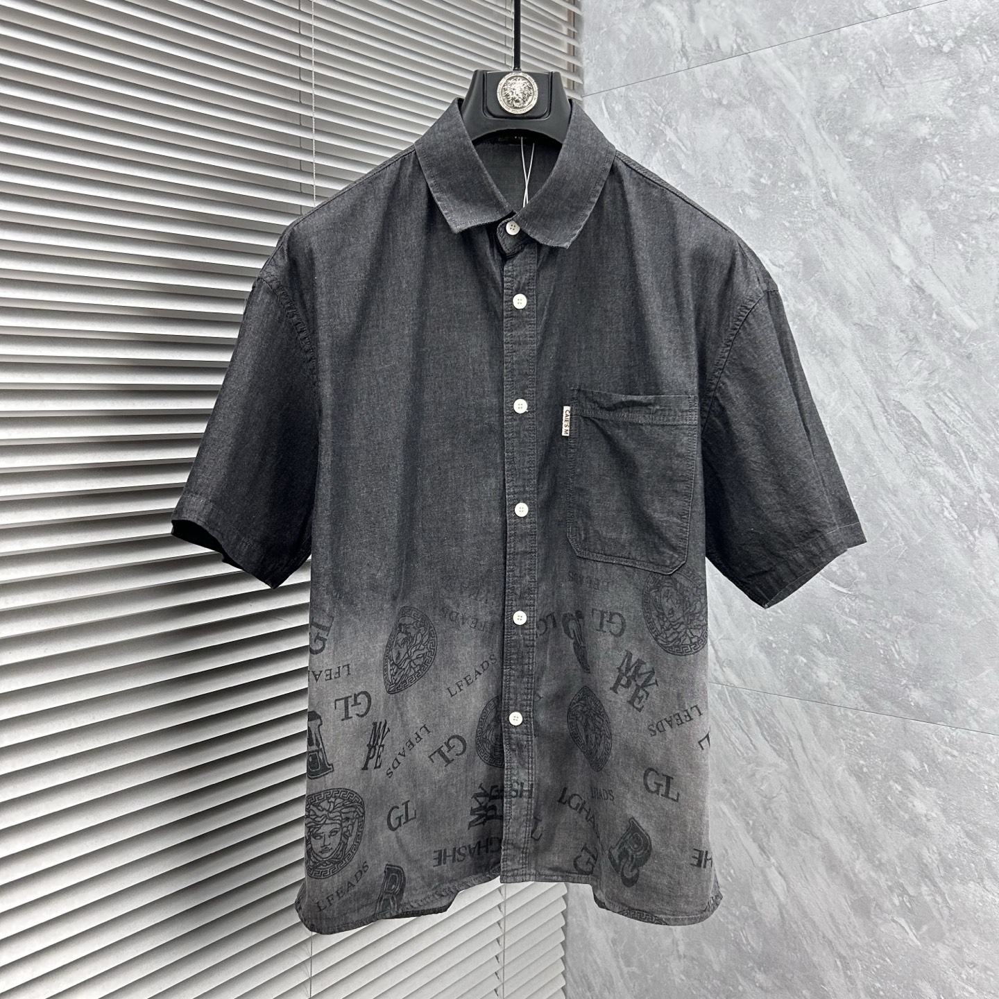NO:925618,Versi's 2026 spring and summer counter debut CH original fashion casual short-sleeved shirt thin denim classic presbyopic short-sleeved denim short-sleeved shirt. Size M～3XL (110～190 catties can be worn)  26ss is the same model for many celebrities, a short-sleeved denim shirt recommended by Xiaohongshu bloggers, imported denim washed denim fabric, equipped with original presbyopia logo pattern, exquisite and cumbersome craftsmanship, each denim jacket has very strict craftsmanship requirements. The shirt style can be matched with denim fabrics, the style highlights the high-end sense of ready-to-wear, the fabric shows popular fashion elements, and the upper body effect is very good, both in terms of look and feel, it is top-notch!  It can be worn for daily casual wear with a different flavor. The cuff button design has a more urban trendy male atmosphere. It is full of style and has a minimalist design tone. Pair it with a crew neck shirt or turtleneck to easily show the charm of an elegant man. The upper body is a symbol of success for men. People rely on clothes, and elegance depends on clothes!  All series of hardware are supplied to customers, the process is rigorous and elegant, and every detail is unique.,,versace,jackets & coats,shirts,T-shirts,19860909范思‘’2026春夏专柜首发 CH原单时尚休闲短袖衬衫薄款牛仔衣经典老花短袖牛仔短袖衬衫. 尺码M～3XL（110～190斤可穿） 26ss众多明星同款,小红书博主推荐款短袖牛仔衣衬衫,进口丹宁洗水牛仔面料,配置原版老花logo图案,精致繁琐工艺制作,每款牛仔外套对工艺要求都非常苛刻.衬衫风格与牛仔面料搭配,游刃有余,款式突出成衣高级感,面料展现流行时尚元素,上身效果非常好,无论从观感,还是手感,都是顶级！日常休闲都能穿出别样的风味,袖口钮扣设计,更具都市潮男气息,款型十足,极简设计的基调,内搭圆领衫或是高领衫,轻松展现优雅型男魅力,上身男士成功的象征,人靠衣装,贵气靠衣装！全系客供五金,工序严谨考究,每一处细节都是匠心独具.,,versace,jackets & coats,shirts,T-shirt,,Men's clothing