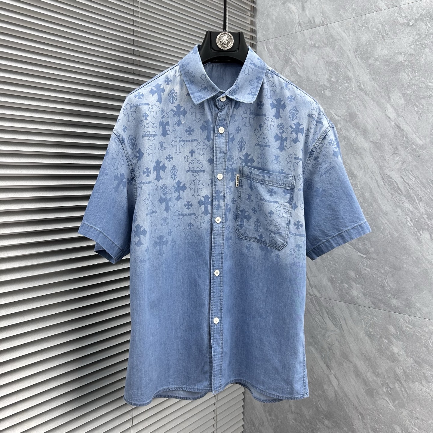 NO:925624,Croxin 2026 spring and summer counter debut CH original fashion casual short-sleeved shirt thin denim classic presbyopic short-sleeved denim short-sleeved shirt. Size M～3XL (110～190 catties can be worn)  26ss is the same model for many celebrities, a short-sleeved denim shirt recommended by Xiaohongshu bloggers, imported denim washed denim fabric, equipped with original presbyopia logo pattern, exquisite and cumbersome craftsmanship, each denim jacket has very strict craftsmanship requirements. The shirt style can be matched with denim fabrics, the style highlights the high-end sense of ready-to-wear, the fabric shows popular fashion elements, and the upper body effect is very good, both in terms of look and feel, it is top-notch!  It can be worn for daily casual wear with a different flavor. The cuff button design has a more urban trendy male atmosphere. It is full of style and has a minimalist design tone. Pair it with a crew neck shirt or turtleneck to easily show the charm of an elegant man. The upper body is a symbol of success for men. People rely on clothes, and elegance depends on clothes!  All series of hardware are supplied to customers, the process is rigorous and elegant, and every detail is unique.,, chrome hearts, jackets & coats, shirts, T-shirts,19860909克罗心 2026春夏专柜首发 CH原单时尚休闲短袖衬衫薄款牛仔衣经典老花短袖牛仔短袖衬衫. 尺码M～3XL（110～190斤可穿） 26ss众多明星同款,小红书博主推荐款短袖牛仔衣衬衫,进口丹宁洗水牛仔面料,配置原版老花logo图案,精致繁琐工艺制作,每款牛仔外套对工艺要求都非常苛刻.衬衫风格与牛仔面料搭配,游刃有余,款式突出成衣高级感,面料展现流行时尚元素,上身效果非常好,无论从观感,还是手感,都是顶级！日常休闲都能穿出别样的风味,袖口钮扣设计,更具都市潮男气息,款型十足,极简设计的基调,内搭圆领衫或是高领衫,轻松展现优雅型男魅力,上身男士成功的象征,人靠衣装,贵气靠衣装！全系客供五金,工序严谨考究,每一处细节都是匠心独具.,,chrome hearts,jackets & coats,shirts,T-shirt,,Men's clothing