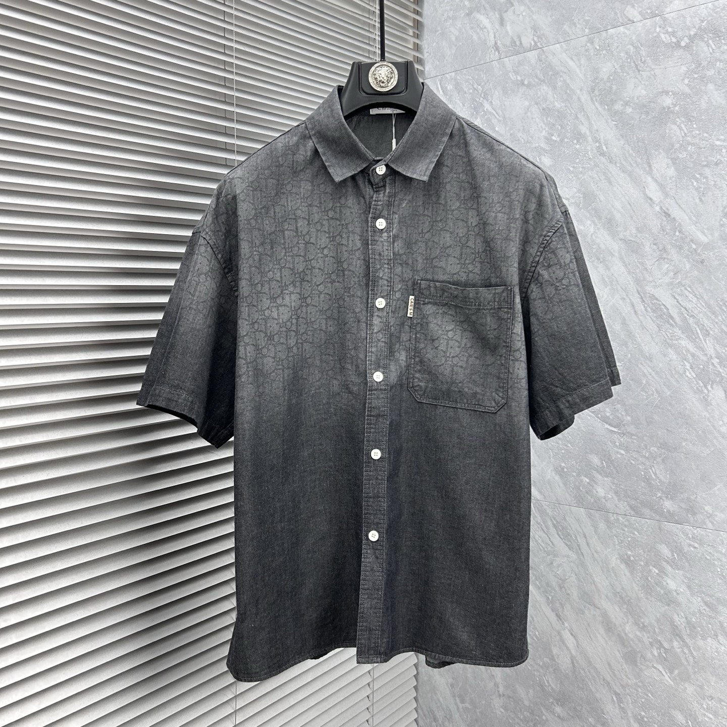 NO:925633,dr2026 spring and summer counter debut CH original fashion casual short-sleeved shirt thin denim classic presbyopic short-sleeved denim short-sleeved shirt. Size M～3XL (110～190 catties can be worn)  26ss is the same model for many celebrities, a short-sleeved denim shirt recommended by Xiaohongshu bloggers, imported denim washed denim fabric, equipped with original presbyopia logo pattern, exquisite and cumbersome craftsmanship, each denim jacket has very strict craftsmanship requirements. The shirt style can be matched with denim fabrics, the style highlights the high-end sense of ready-to-wear, the fabric shows popular fashion elements, and the upper body effect is very good, both in terms of look and feel, it is top-notch!  It can be worn for daily casual wear with a different flavor. The cuff button design has a more urban trendy male atmosphere. It is full of style and has a minimalist design tone. Pair it with a crew neck shirt or turtleneck to easily show the charm of an elegant man. The upper body is a symbol of success for men. People rely on clothes, and elegance depends on clothes!  All series of hardware are supplied to customers, the process is rigorous and elegant, and every detail is unique.,,jackets & coats,shirts,T-shirts,19860909dr2026春夏专柜首发 CH原单时尚休闲短袖衬衫薄款牛仔衣经典老花短袖牛仔短袖衬衫. 尺码M～3XL（110～190斤可穿） 26ss众多明星同款,小红书博主推荐款短袖牛仔衣衬衫,进口丹宁洗水牛仔面料,配置原版老花logo图案,精致繁琐工艺制作,每款牛仔外套对工艺要求都非常苛刻.衬衫风格与牛仔面料搭配,游刃有余,款式突出成衣高级感,面料展现流行时尚元素,上身效果非常好,无论从观感,还是手感,都是顶级！日常休闲都能穿出别样的风味,袖口钮扣设计,更具都市潮男气息,款型十足,极简设计的基调,内搭圆领衫或是高领衫,轻松展现优雅型男魅力,上身男士成功的象征,人靠衣装,贵气靠衣装！全系客供五金,工序严谨考究,每一处细节都是匠心独具.,,jackets & coats,shirts,T-shirt,,Men's clothing