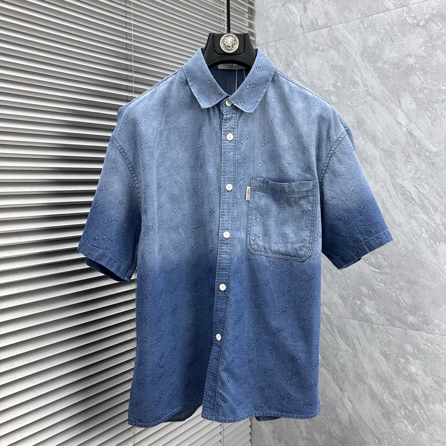 NO:925641,alo2026 spring and summer counter debut CH original fashion casual short-sleeved shirt thin denim classic presbyopic short-sleeved denim short-sleeved shirt. Size M～3XL (110～190 catties can be worn)  26ss is the same model for many celebrities, a short-sleeved denim shirt recommended by Xiaohongshu bloggers, imported denim washed denim fabric, equipped with original presbyopia logo pattern, exquisite and cumbersome craftsmanship, each denim jacket has very strict craftsmanship requirements. The shirt style can be matched with denim fabrics, the style highlights the high-end sense of ready-to-wear, the fabric shows popular fashion elements, and the upper body effect is very good, both in terms of look and feel, it is top-notch!  It can be worn for daily casual wear with a different flavor. The cuff button design has a more urban trendy male atmosphere. It is full of style and has a minimalist design tone. Pair it with a crew neck shirt or turtleneck to easily show the charm of an elegant man. The upper body is a symbol of success for men. People rely on clothes, and elegance depends on clothes!  All series of hardware are supplied to customers, the process is rigorous and elegant, and every detail is unique.,,jackets & coats,shirts,T-shirts,19860909alo2026春夏专柜首发 CH原单时尚休闲短袖衬衫薄款牛仔衣经典老花短袖牛仔短袖衬衫. 尺码M～3XL（110～190斤可穿） 26ss众多明星同款,小红书博主推荐款短袖牛仔衣衬衫,进口丹宁洗水牛仔面料,配置原版老花logo图案,精致繁琐工艺制作,每款牛仔外套对工艺要求都非常苛刻.衬衫风格与牛仔面料搭配,游刃有余,款式突出成衣高级感,面料展现流行时尚元素,上身效果非常好,无论从观感,还是手感,都是顶级！日常休闲都能穿出别样的风味,袖口钮扣设计,更具都市潮男气息,款型十足,极简设计的基调,内搭圆领衫或是高领衫,轻松展现优雅型男魅力,上身男士成功的象征,人靠衣装,贵气靠衣装！全系客供五金,工序严谨考究,每一处细节都是匠心独具.,,jackets & coats,shirts,T-shirt,,Men's clothing