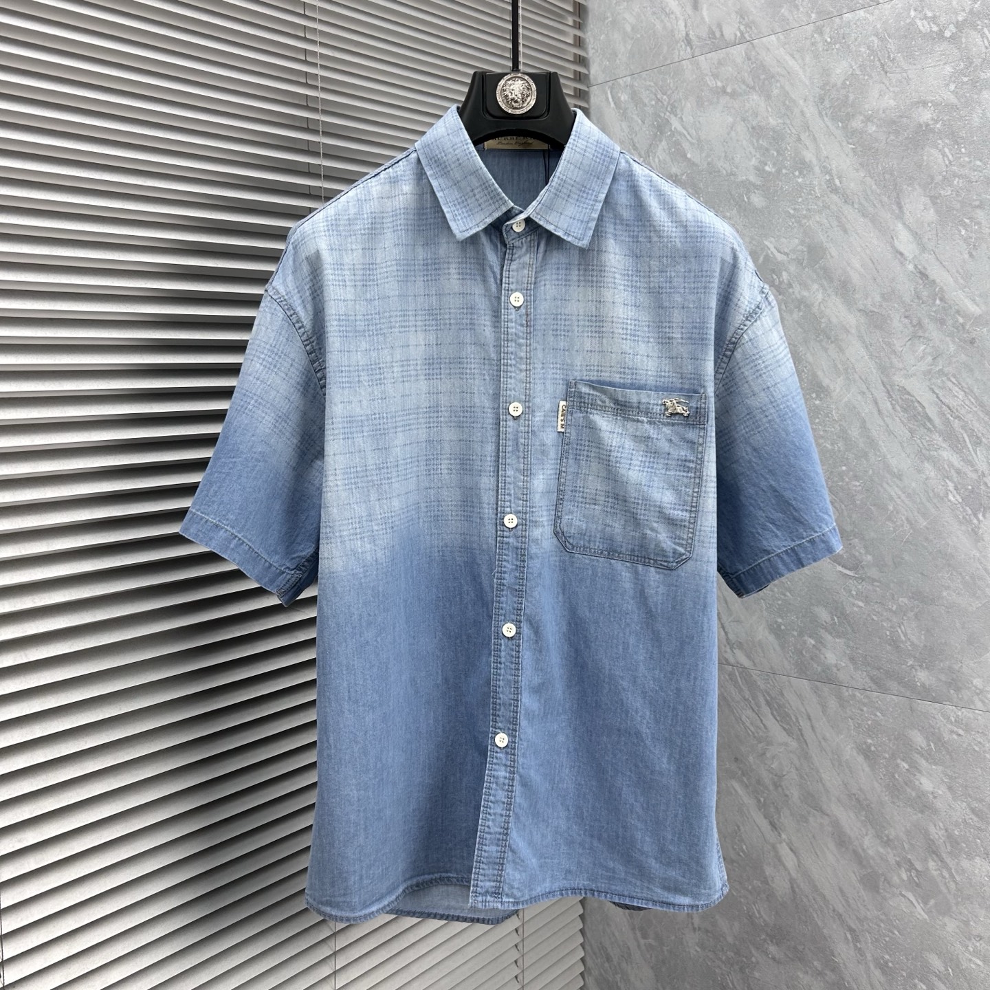 NO:925650,Baba's 2026 spring and summer counter debut CH original fashion casual short-sleeved shirt thin denim classic presbyopic short-sleeved denim short-sleeved shirt. Size M～3XL (110～190 catties can be worn)  26ss is the same model for many celebrities, a short-sleeved denim shirt recommended by Xiaohongshu bloggers, imported denim washed denim fabric, equipped with original presbyopia logo pattern, exquisite and cumbersome craftsmanship, each denim jacket has very strict craftsmanship requirements. The shirt style can be matched with denim fabrics, the style highlights the high-end sense of ready-to-wear, the fabric shows popular fashion elements, and the upper body effect is very good, both in terms of look and feel, it is top-notch!  It can be worn for daily casual wear with a different flavor. The cuff button design has a more urban trendy male atmosphere. It is full of style and has a minimalist design tone. Pair it with a crew neck shirt or turtleneck to easily show the charm of an elegant man. The upper body is a symbol of success for men. People rely on clothes, and elegance depends on clothes!  All series of hardware are supplied to customers, the process is rigorous and elegant, and every detail is unique.,,burberry,jackets & coats,shirts,T-shirts,19860909巴宝 2026春夏专柜首发 CH原单时尚休闲短袖衬衫薄款牛仔衣经典老花短袖牛仔短袖衬衫. 尺码M～3XL（110～190斤可穿） 26ss众多明星同款,小红书博主推荐款短袖牛仔衣衬衫,进口丹宁洗水牛仔面料,配置原版老花logo图案,精致繁琐工艺制作,每款牛仔外套对工艺要求都非常苛刻.衬衫风格与牛仔面料搭配,游刃有余,款式突出成衣高级感,面料展现流行时尚元素,上身效果非常好,无论从观感,还是手感,都是顶级！日常休闲都能穿出别样的风味,袖口钮扣设计,更具都市潮男气息,款型十足,极简设计的基调,内搭圆领衫或是高领衫,轻松展现优雅型男魅力,上身男士成功的象征,人靠衣装,贵气靠衣装！全系客供五金,工序严谨考究,每一处细节都是匠心独具.,,burberry,jackets & coats,shirts,T-shirt,,Men's clothing