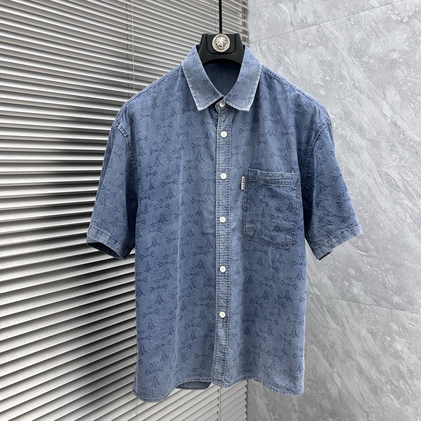 NO:925660,Cro's 2026 spring and summer counter debut CH original fashion casual short-sleeved shirt thin denim jacket classic presbyopic short-sleeved denim short-sleeved shirt. Size M～3XL (110～190 catties can be worn)  26ss is the same model for many celebrities, a short-sleeved denim shirt recommended by Xiaohongshu bloggers, imported denim washed denim fabric, equipped with original presbyopia logo pattern, exquisite and cumbersome craftsmanship, each denim jacket has very strict craftsmanship requirements. The shirt style can be matched with denim fabrics, the style highlights the high-end sense of ready-to-wear, the fabric shows popular fashion elements, and the upper body effect is very good, both in terms of look and feel, it is top-notch!  It can be worn for daily casual wear with a different flavor. The cuff button design has a more urban trendy male atmosphere. It is full of style and has a minimalist design tone. Pair it with a crew neck shirt or turtleneck to easily show the charm of an elegant man. The upper body is a symbol of success for men. People rely on clothes, and elegance depends on clothes!  All series of hardware are supplied to customers, the process is rigorous and elegant, and every detail is unique.,, chrome hearts, jackets & coats, shirts, T-shirts,19860909克罗‘’2026春夏专柜首发 CH原单时尚休闲短袖衬衫薄款牛仔衣经典老花短袖牛仔短袖衬衫. 尺码M～3XL（110～190斤可穿） 26ss众多明星同款,小红书博主推荐款短袖牛仔衣衬衫,进口丹宁洗水牛仔面料,配置原版老花logo图案,精致繁琐工艺制作,每款牛仔外套对工艺要求都非常苛刻.衬衫风格与牛仔面料搭配,游刃有余,款式突出成衣高级感,面料展现流行时尚元素,上身效果非常好,无论从观感,还是手感,都是顶级！日常休闲都能穿出别样的风味,袖口钮扣设计,更具都市潮男气息,款型十足,极简设计的基调,内搭圆领衫或是高领衫,轻松展现优雅型男魅力,上身男士成功的象征,人靠衣装,贵气靠衣装！全系客供五金,工序严谨考究,每一处细节都是匠心独具.,,chrome hearts,jackets & coats,shirts,T-shirt,,Men's clothing