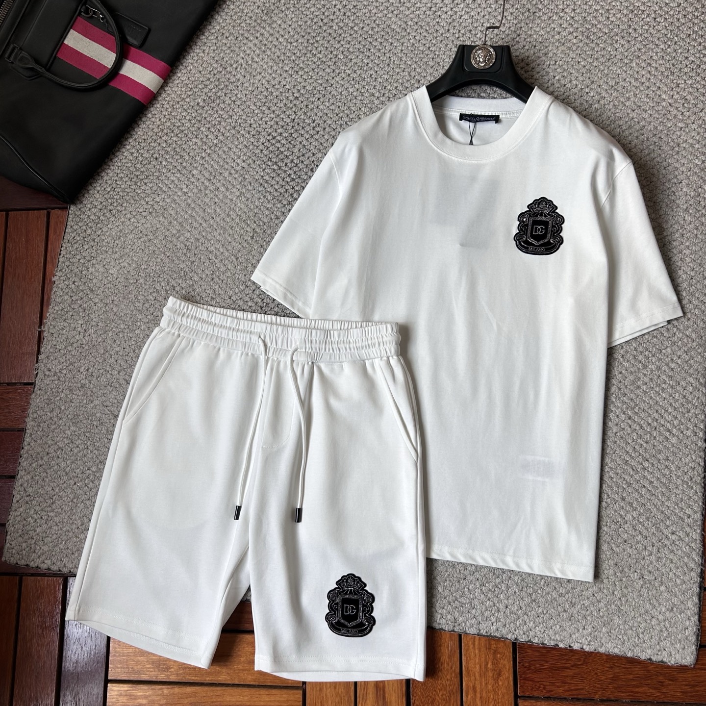 NO:871591,DG ss26 early spring new casual suit. Order from trading company channel. Exclusive and limited sale of overseas products. Classic is eternal. It is absolutely worth buying!  No need to think about how to match it, just one set and it’s easy!  Customized fabrics are provided by customers, which are smooth to the touch, yet crisp and stylish, and the upper body is full of texture!  The overall design is simple and elegant without losing style. It has a strong sense of upper body and is definitely at the forefront of fashion. It is very comfortable to wear and the upper body is exquisite and vivid. It can be used in various occasions no matter when. Size M-XXXL,,19860909DG ss26早春新款休闲套装 贸易公司渠道订单,海外精品独家限定发售,经典即永恒,入手绝对值的！不用想怎么搭配,直接一套轻松搞定！客供定制面料,触感顺滑,却又挺括有型,上身质感十足！ 整体简洁大方而不失格调,上身感极强,绝对走在时尚最前端,穿着非常舒适,上身精致跃然,无论是什么时候都能胜任各种场合 尺码M-XXXL,,,Men's clothing