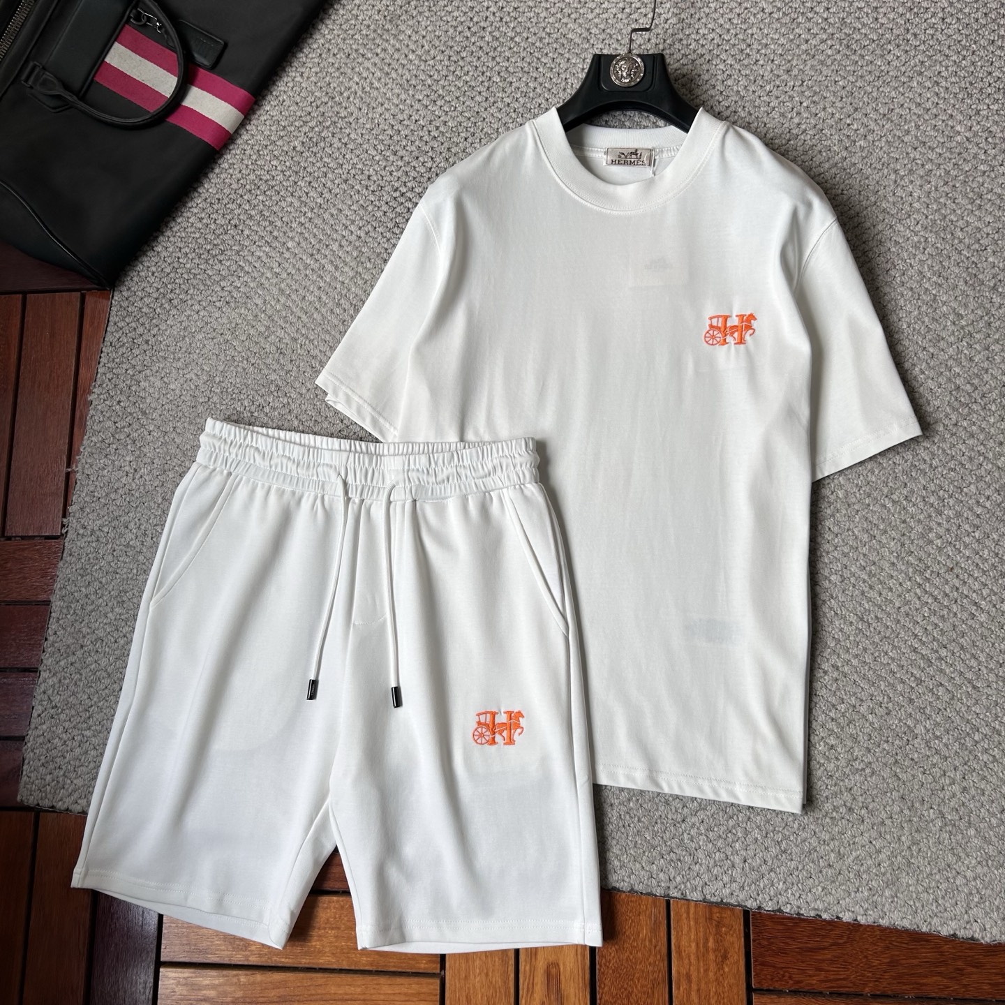 NO:871535,Aima'sss26 new early spring casual suit, order from trading company channel, overseas boutique exclusive and limited sale, classic is eternal, it is absolutely worth buying!  No need to think about how to match it, just one set and it’s easy!  Customized fabrics are provided by customers, which are smooth to the touch, yet crisp and stylish, and the upper body is full of texture!  The overall design is simple and elegant without losing style. It has a strong sense of upper body and is definitely at the forefront of fashion. It is very comfortable to wear and the upper body is exquisite and lively. It can be used in various occasions no matter when. Size M-XXXL, hermes,19860909爱马‘’ss26早春新款休闲套装 贸易公司渠道订单,海外精品独家限定发售,经典即永恒,入手绝对值的！不用想怎么搭配,直接一套轻松搞定！客供定制面料,触感顺滑,却又挺括有型,上身质感十足！ 整体简洁大方而不失格调,上身感极强,绝对走在时尚最前端,穿着非常舒适,上身精致跃然,无论是什么时候都能胜任各种场合 尺码M-XXXL,,hermes,,Men's clothing