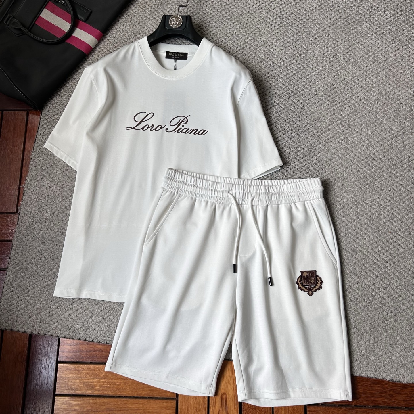 NO:871547,BC ss26 early spring new casual suit, order from trading company channel, overseas boutique exclusive and limited sale, classic is eternal, it is absolutely worth buying!  No need to think about how to match it, just one set and it’s easy!  Customized fabrics are provided by customers, which are smooth to the touch, yet crisp and stylish, and the upper body is full of texture!  The overall design is simple and elegant without losing style. It has a strong sense of upper body and is definitely at the forefront of fashion. It is very comfortable to wear and the upper body is exquisite and vivid. It can be used in various occasions no matter when. Size M-XXXL,,19860909BC ss26早春新款休闲套装 贸易公司渠道订单,海外精品独家限定发售,经典即永恒,入手绝对值的！不用想怎么搭配,直接一套轻松搞定！客供定制面料,触感顺滑,却又挺括有型,上身质感十足！ 整体简洁大方而不失格调,上身感极强,绝对走在时尚最前端,穿着非常舒适,上身精致跃然,无论是什么时候都能胜任各种场合 尺码M-XXXL,,,Men's clothing
