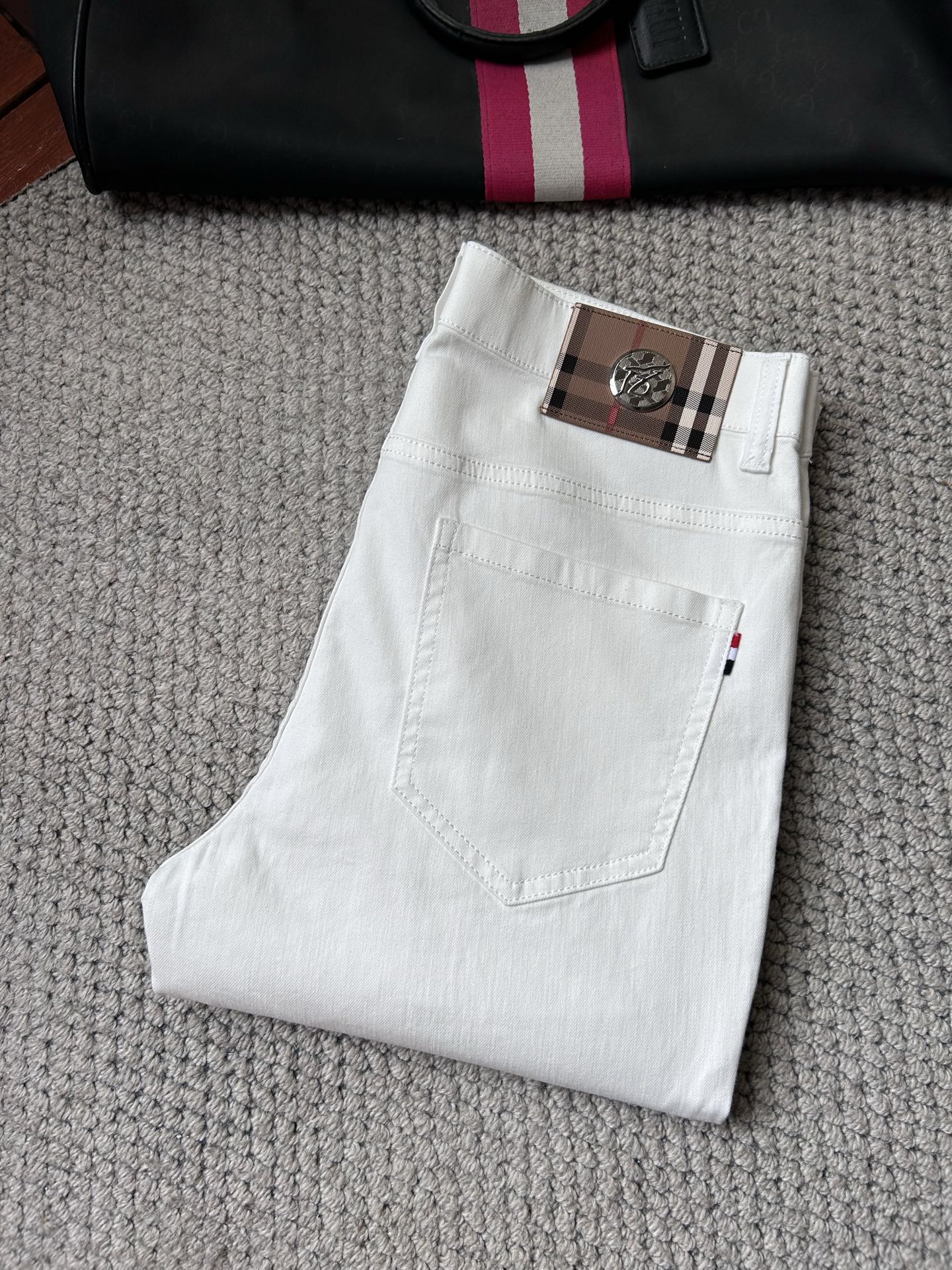 NO:871555,Baba's new 2026 spring and summer men's casual jeans, top quality!  Channel orders and official website sales simultaneously!  !  Original factory custom-made denim made of pure cotton!  Suitable for various combinations of casual and formal wear ~ perfect for daily commuting!  !  Size 29-38 (not 37).,,burberry,jeans,19860909巴宝‘’2026春夏新款男士休闲牛仔裤,顶级品质！渠道订单,官网同步出售！！原厂订制牛仔全棉材质！适合休闲/正装各种搭配～日常通勤的极品！！尺码29-38（没37）.,,burberry,jeans,,Men's clothing